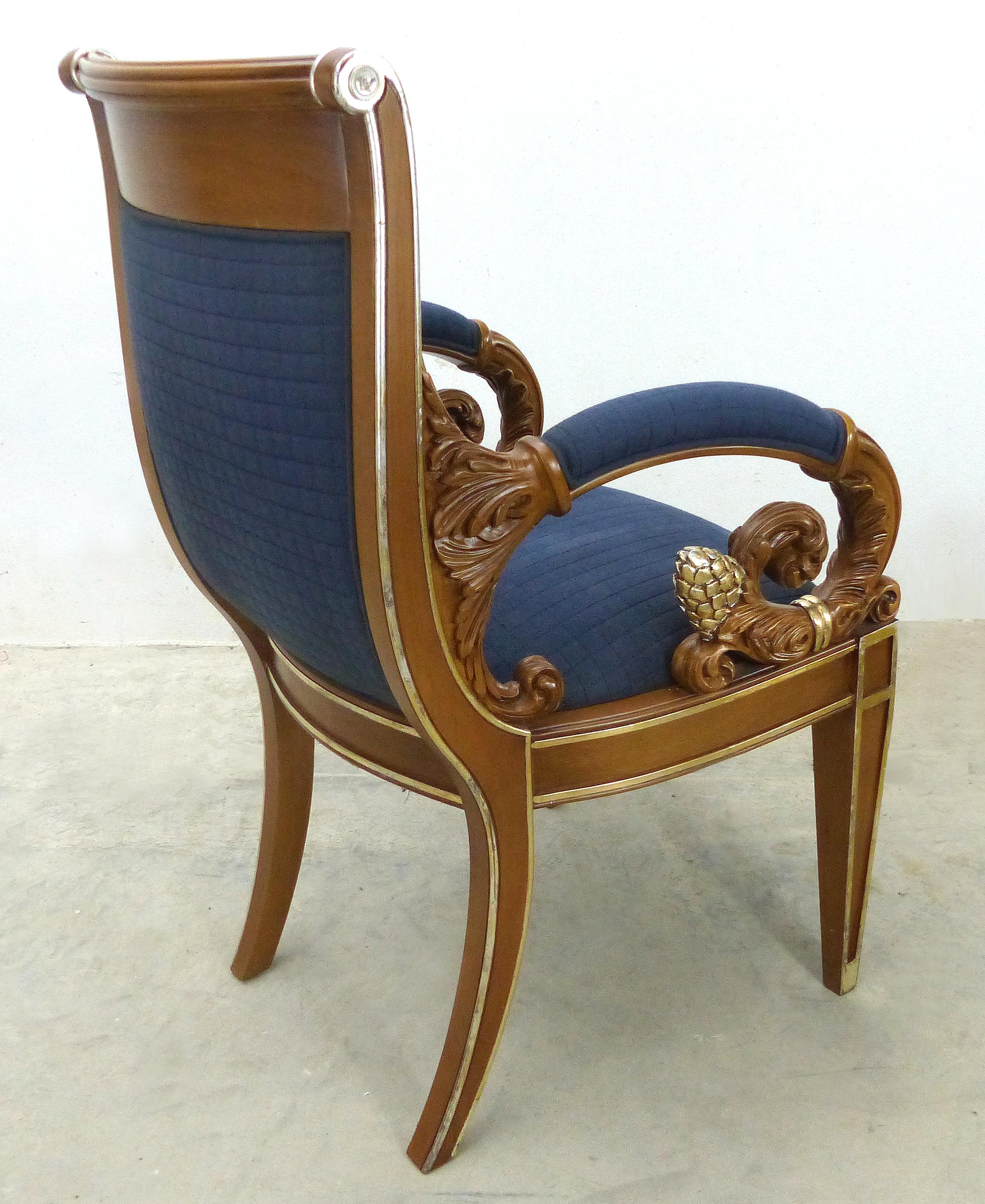 italien Fauteuil sculpté Vanitas de Gianni Versace avec accoudoir à volutes et détails dorés