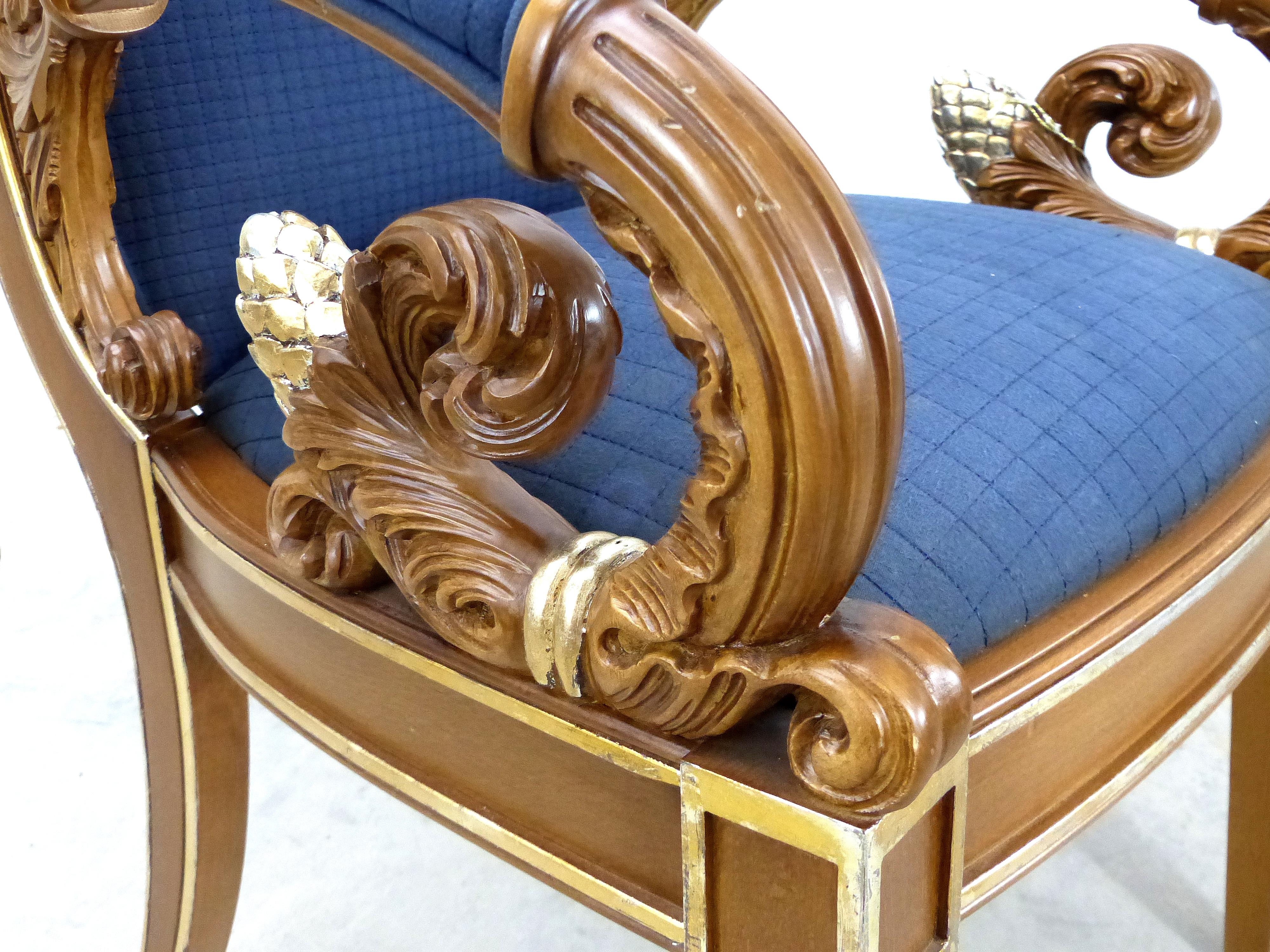 Fauteuil sculpté Vanitas de Gianni Versace avec accoudoir à volutes et détails dorés 1