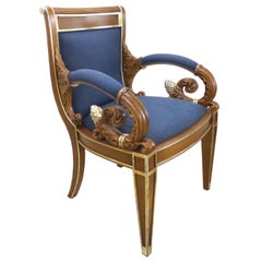 Fauteuil sculpté Vanitas de Gianni Versace avec accoudoir à volutes et détails dorés