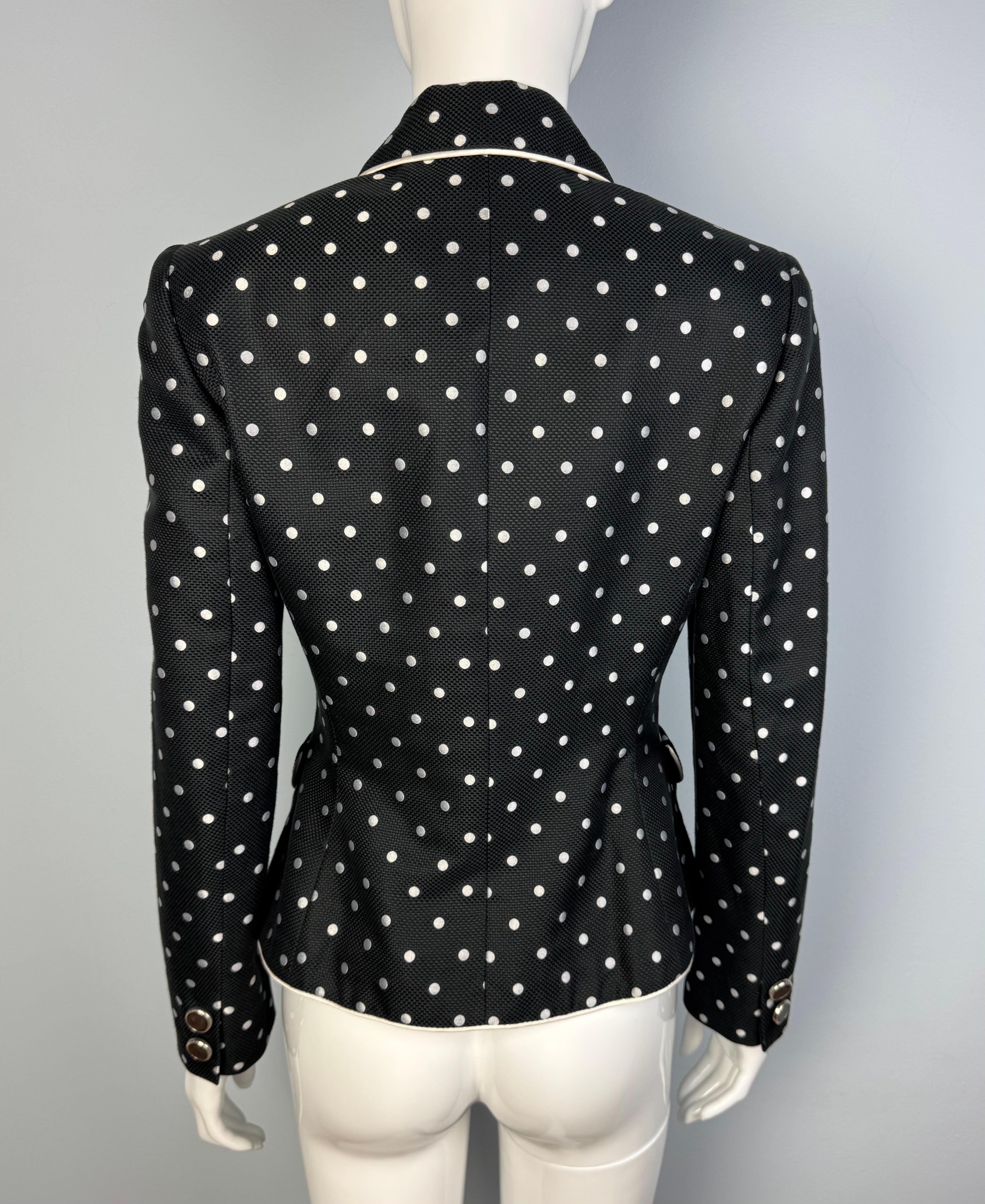 Giacca Versace by Gianni Versace anni '90 a pois neri e argento.
Chiusura con bottoni a pressione con logo sul davanti centrale e sui polsini. 
Taglia 40 italiana. 
Composizione: 76% Cotone, 18% Seta, 6% Poliestere. 
Ottime condizioni.
