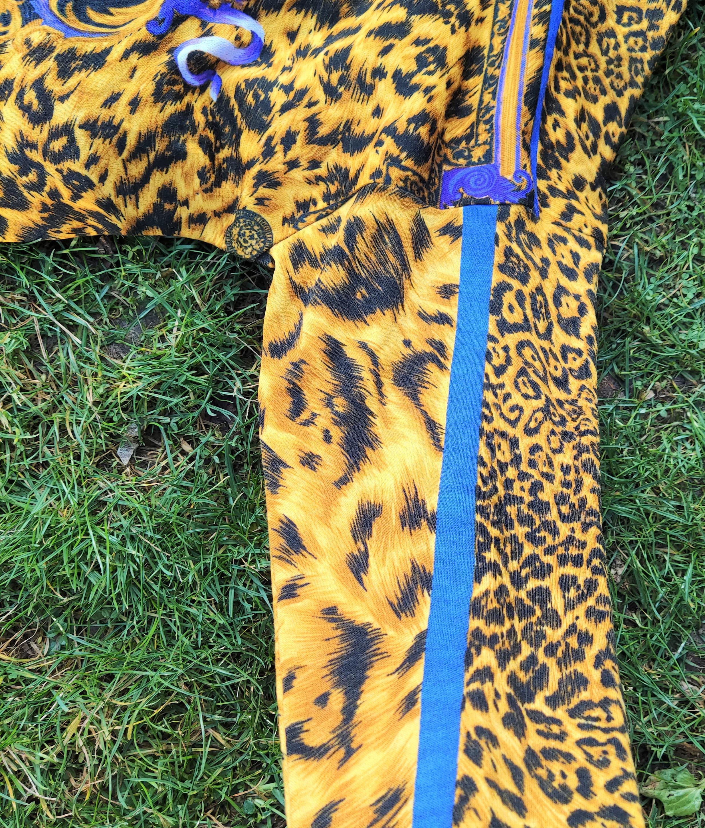 Gianni Versace Versus Swing Painting Fragonard pour hommes - Pull-shirt top léopard en vente 6