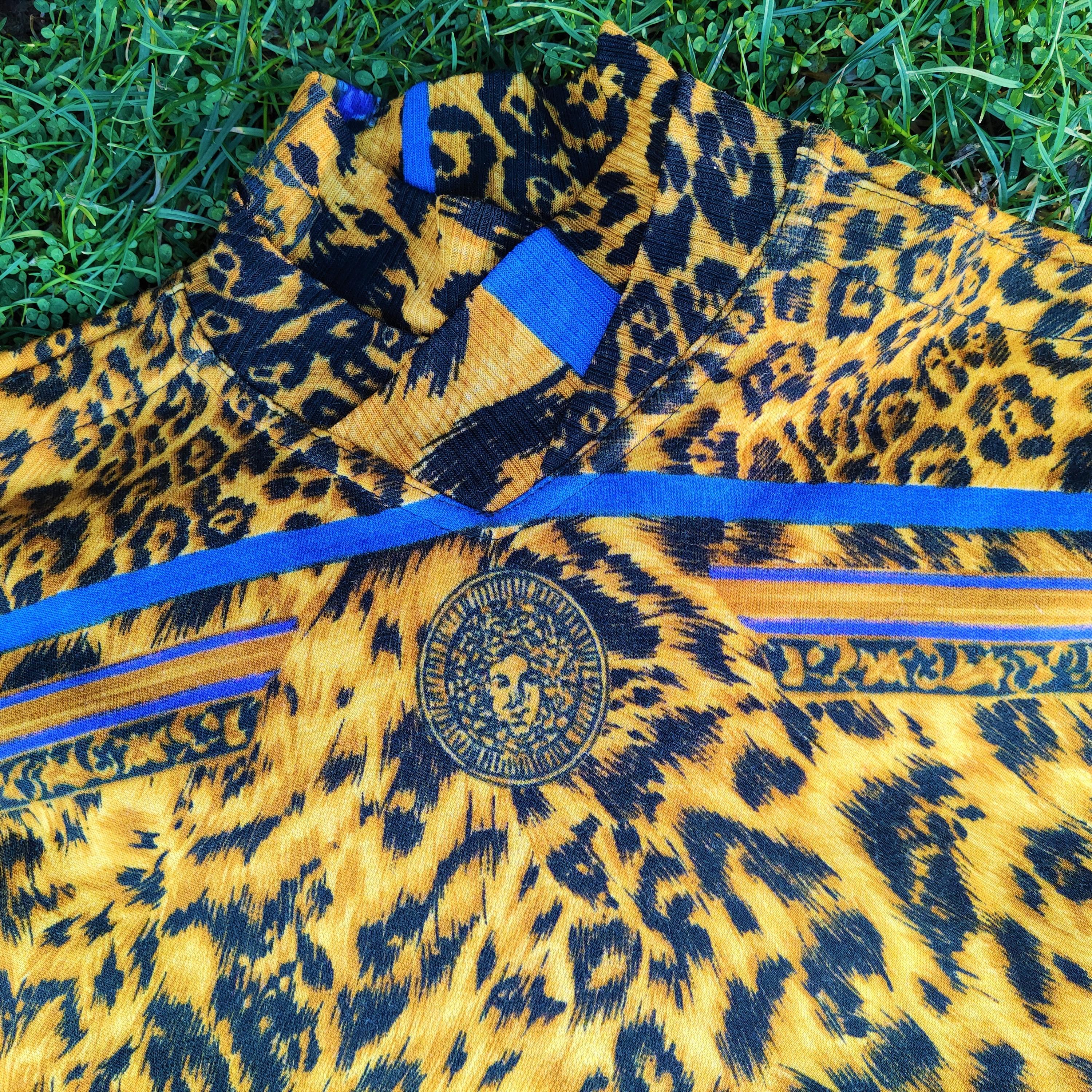 Gianni Versace Versus Swing Painting Fragonard pour hommes - Pull-shirt top léopard en vente 1