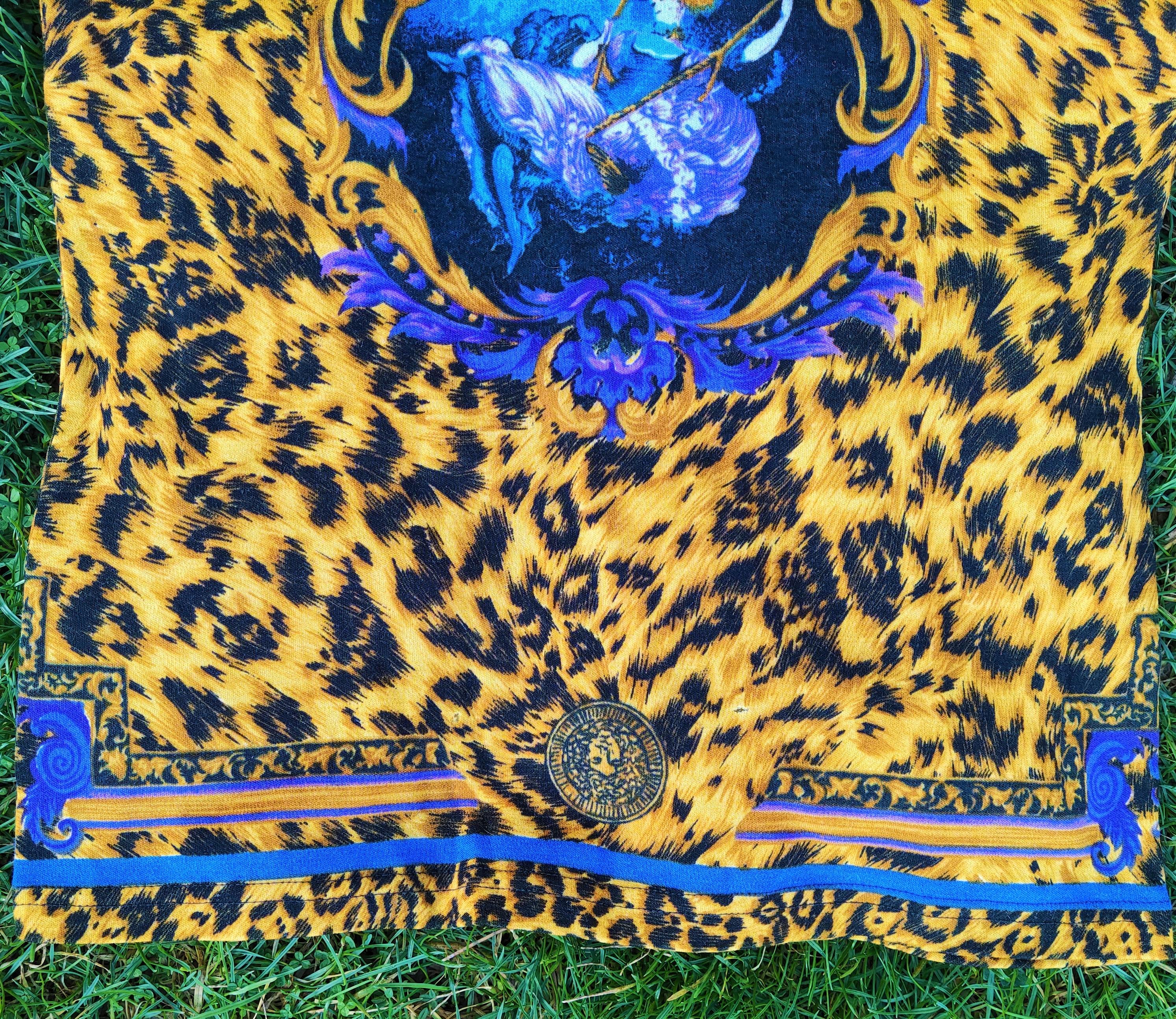 Gianni Versace Versus Swing Painting Fragonard pour hommes - Pull-shirt top léopard en vente 2