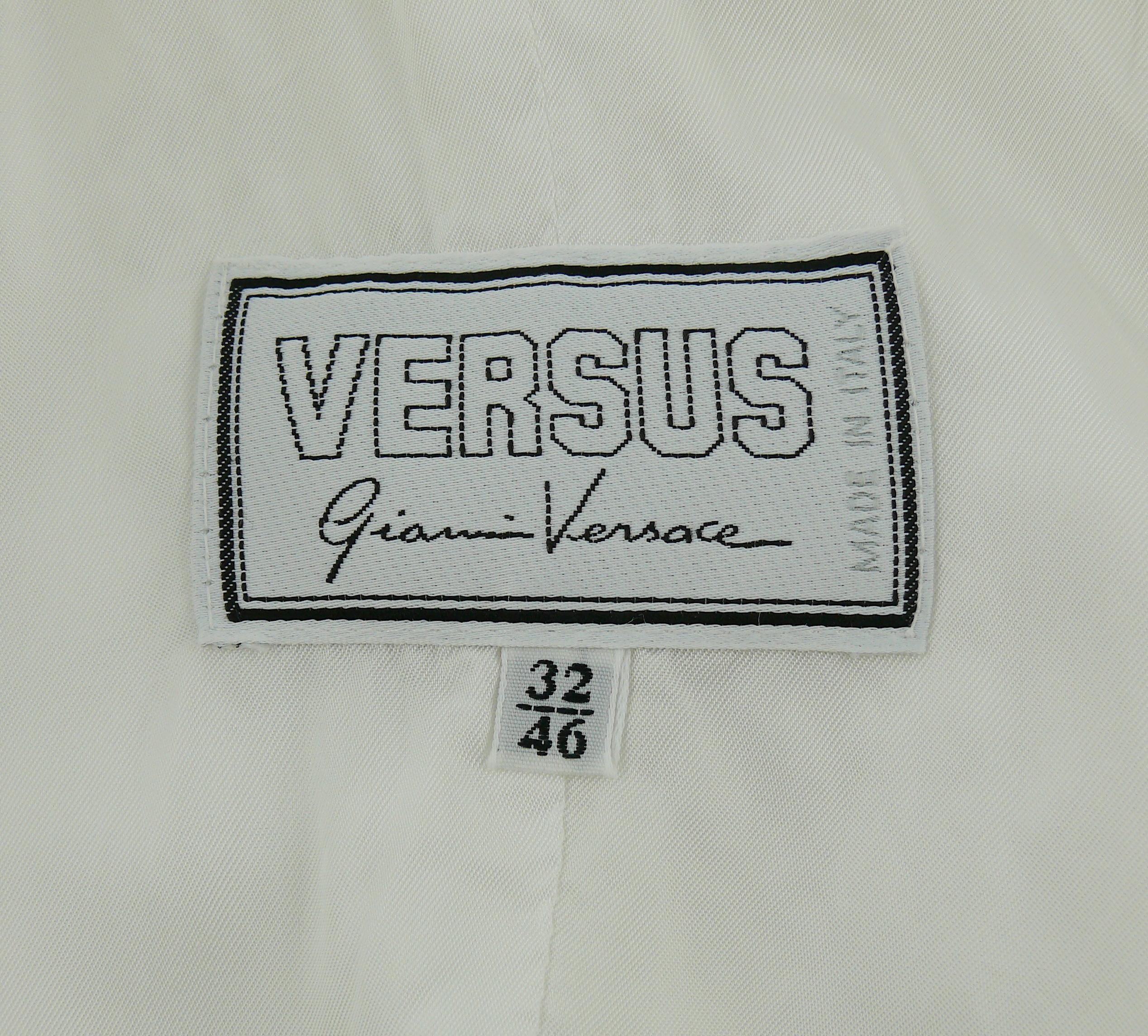 Gianni Versace Versus Vintage Weißes Ensemble aus Jacke & Rock mit Western-Details im Angebot 6
