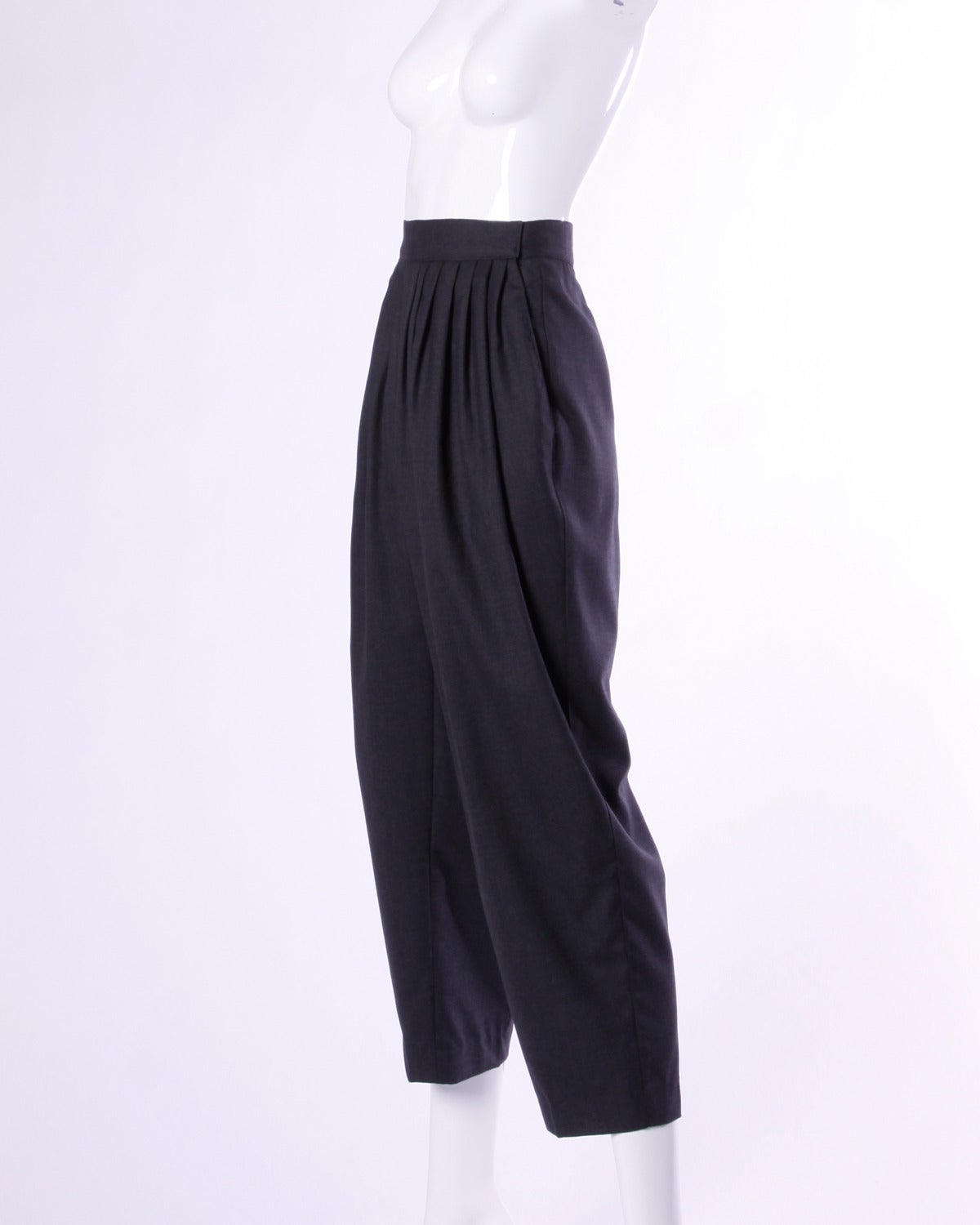 Women's Gianni Versace Vintage 1980s 80s Gray Wool Pleated Pants or Trousers For Sale