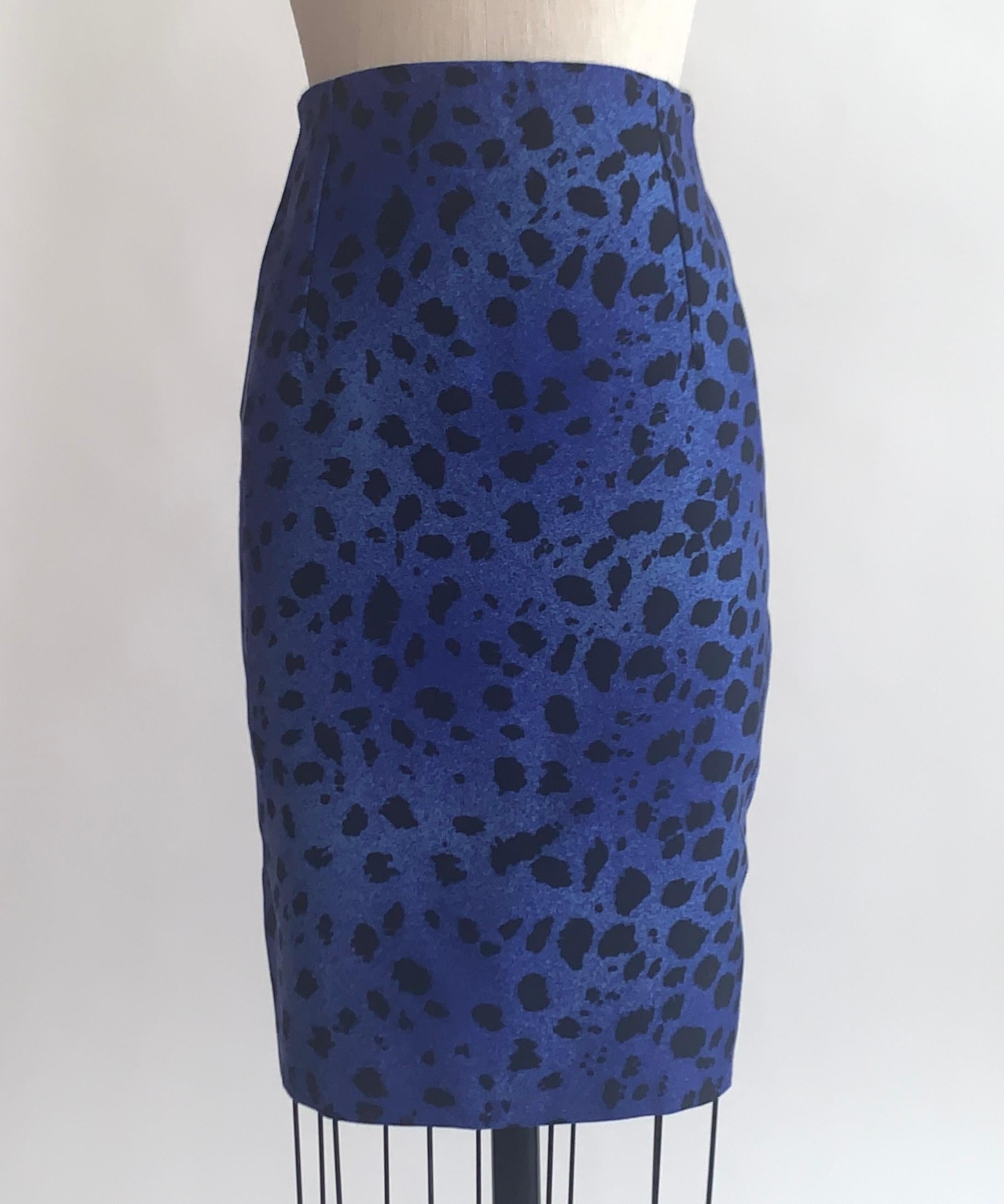 Gianni Versace Couture Vintage Bleistiftrock aus den 1990er Jahren mit blauem und schwarzem Leopardenmuster. Seitlicher Reißverschluss und Klettverschluss.  

100% Wolle.
Vollständig gefüttert.

Hergestellt in Italien.

Größe IT 42, normalerweise US