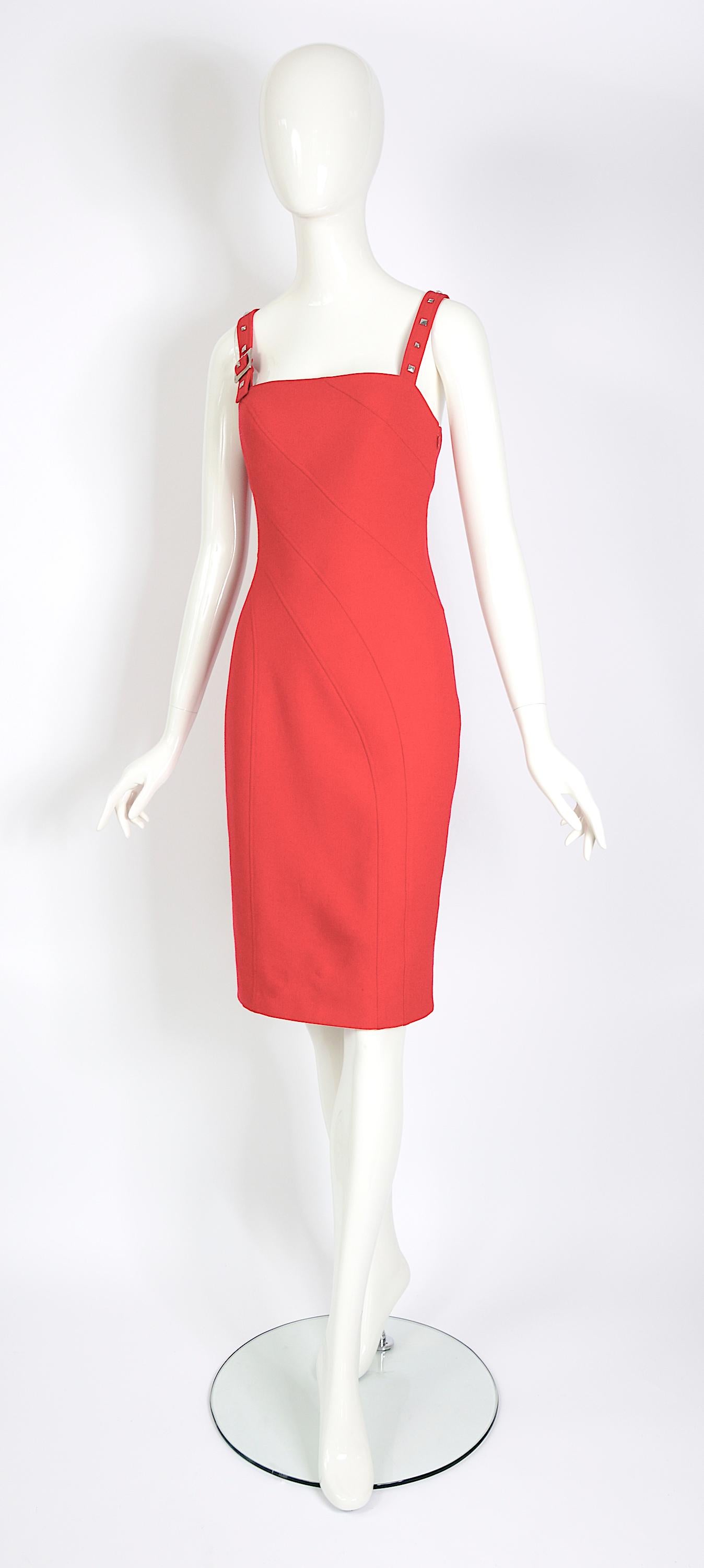 Versace vintage f/w 2004 cutout detail at the back red wool dress. For Sale 7