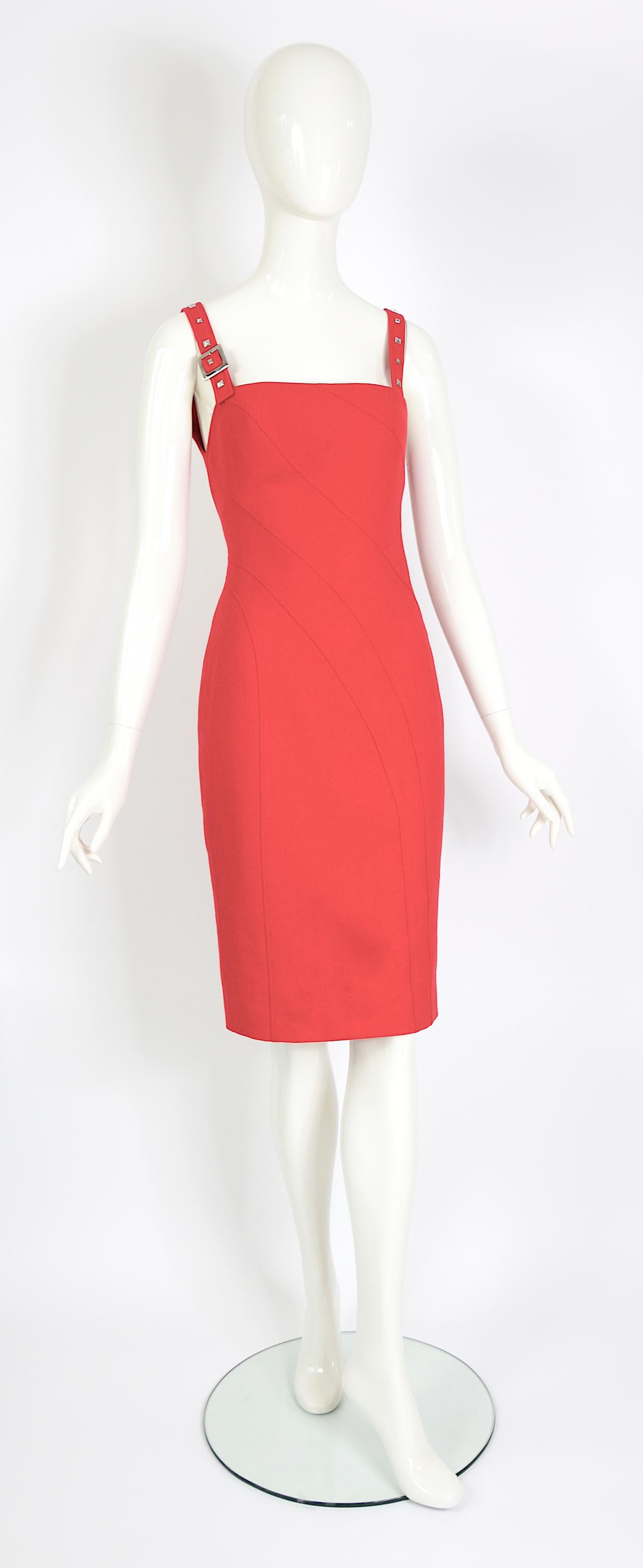 Women's Versace vintage f/w 2004 cutout detail at the back red wool dress. For Sale