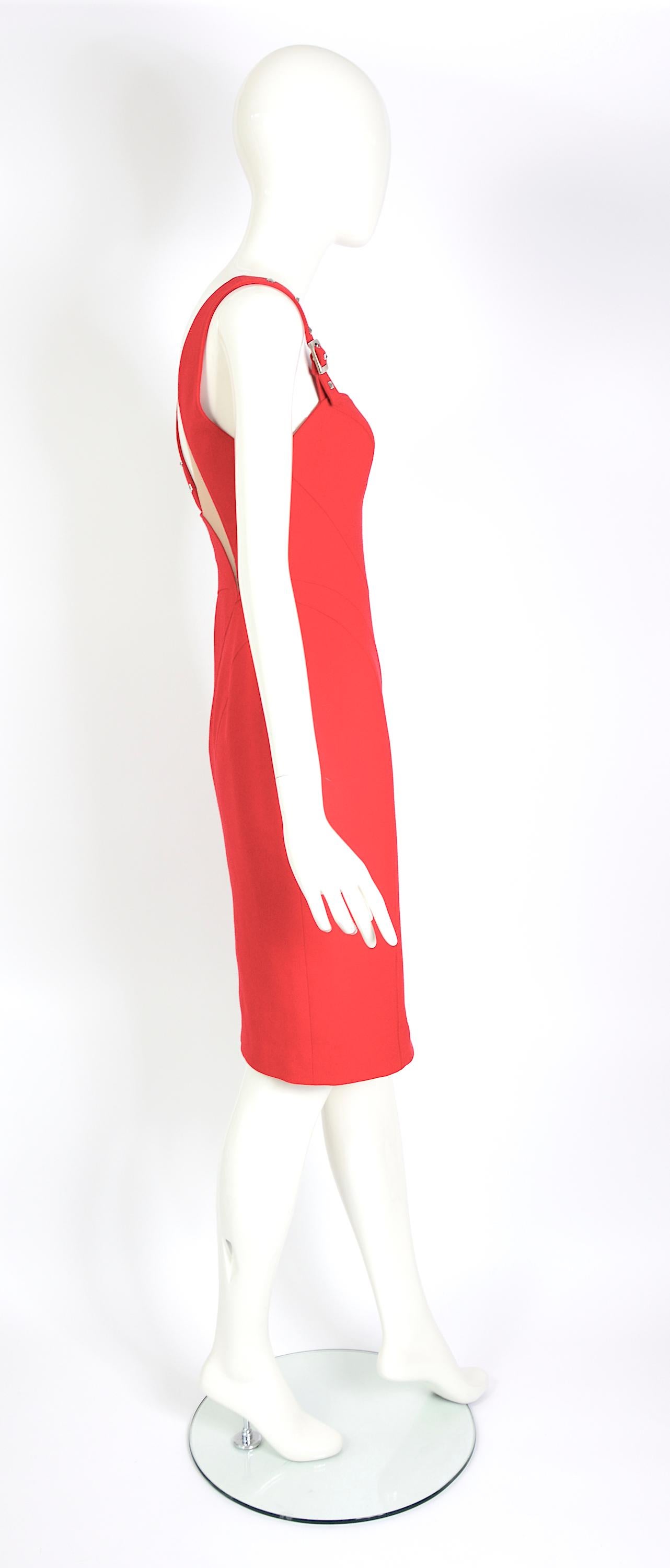 Versace vintage f/w 2004 cutout detail at the back red wool dress. For Sale 2