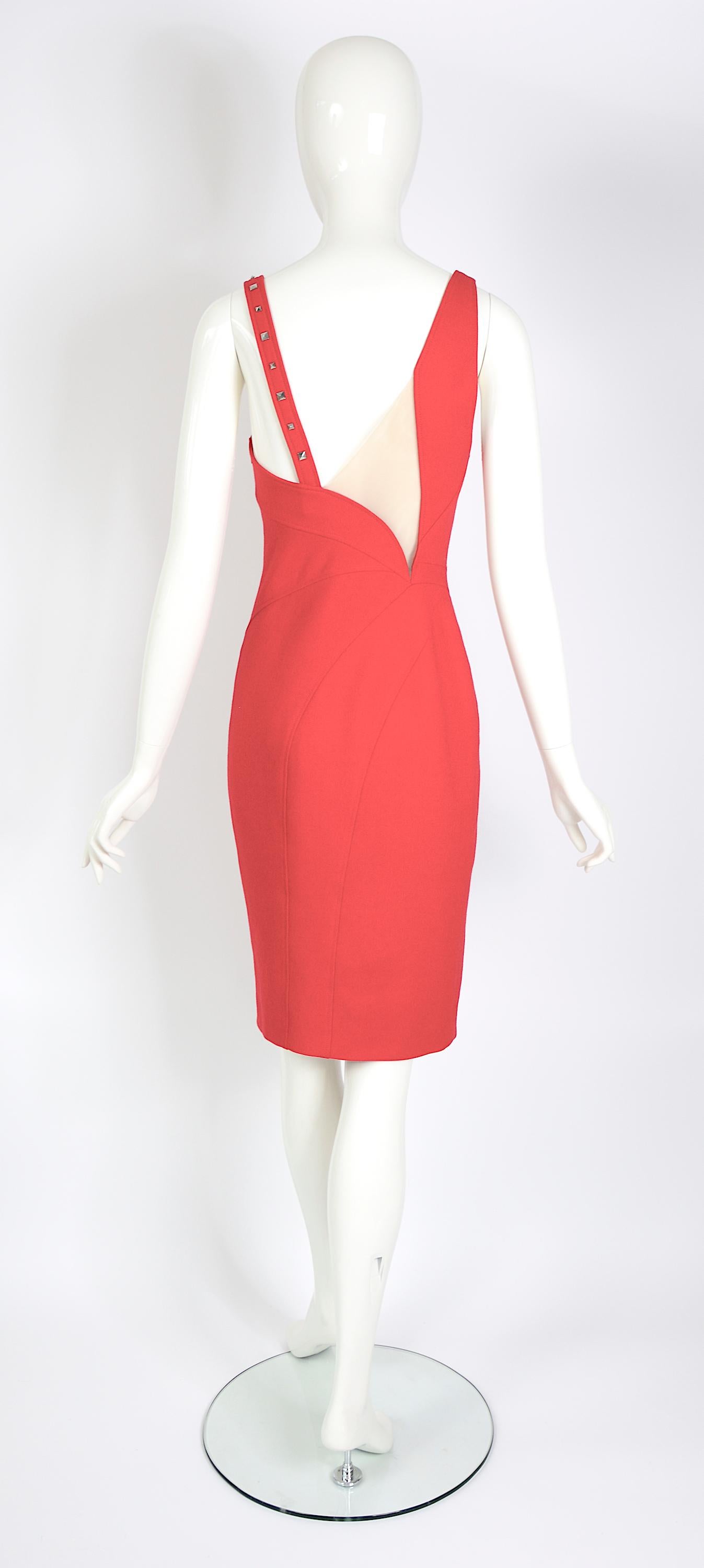 Versace vintage f/w 2004 cutout detail at the back red wool dress. For Sale 4