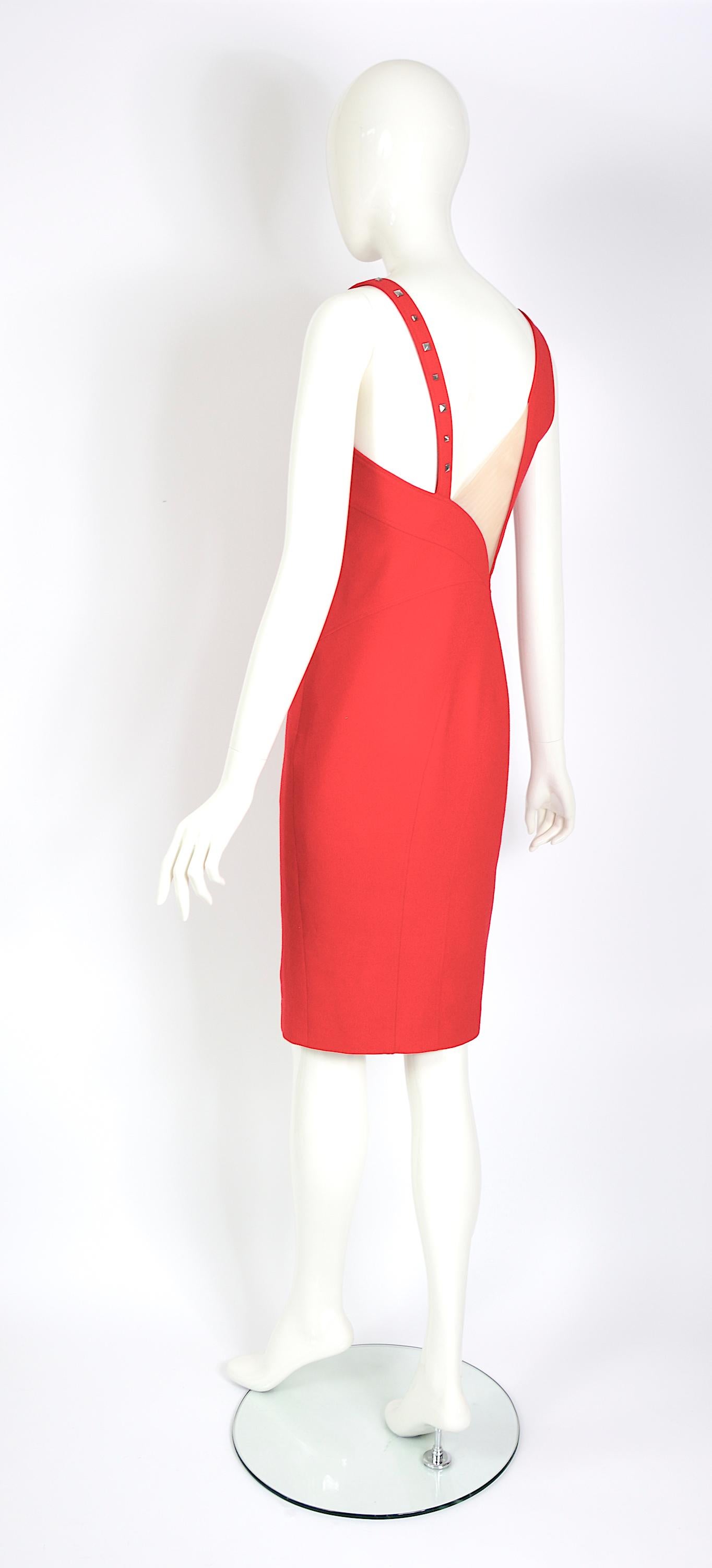 Versace vintage f/w 2004 cutout detail at the back red wool dress. For Sale 5
