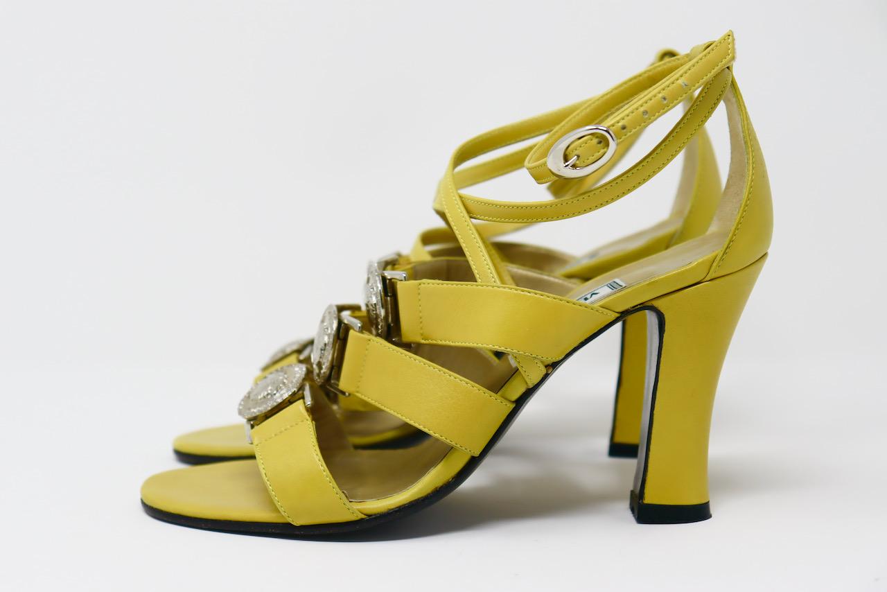 Ikonische Vintage 90's GIANNI VERSACE Medallion Heels!  Ich bin besessen von Vintage Gianni Versace Schuhen.  Ich habe mir diese kultigen Riemchen-Absätze mit dreifachem Medaillon gekauft, aber leider sind sie ein kleines bisschen zu klein.  Mein