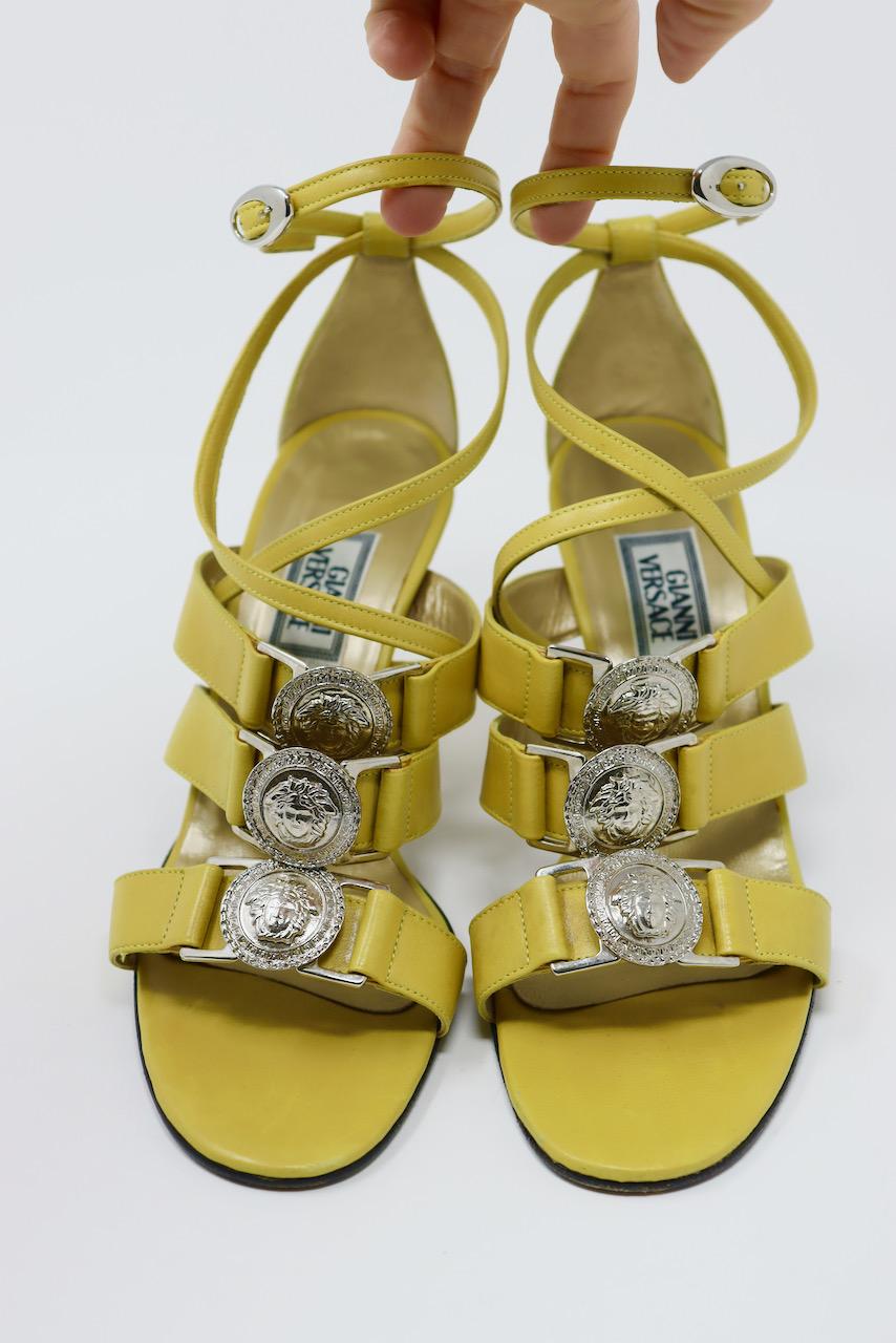 GIANNI VERSACE Vintage 90's Medallion Heels In Excellent Condition For Sale In Georgetown, ME