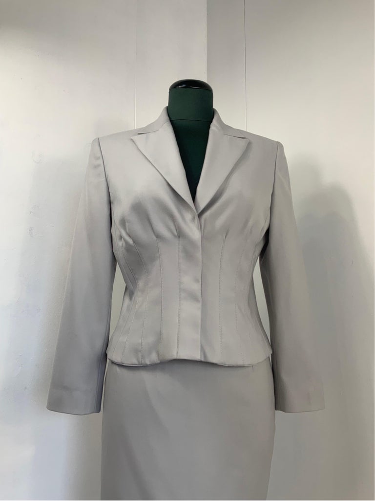 GIANNI VERSACE Suit.
Jacket + Skirt.
90s Vintage piece. 
The composition label is faded.
We think it's a light wool blend, lined in branded silk.
Italian size 42.
Shoulders 42 cm
Bust 45 cm
Length 59 cm
The skirt closes with a side zip.
Waist 36