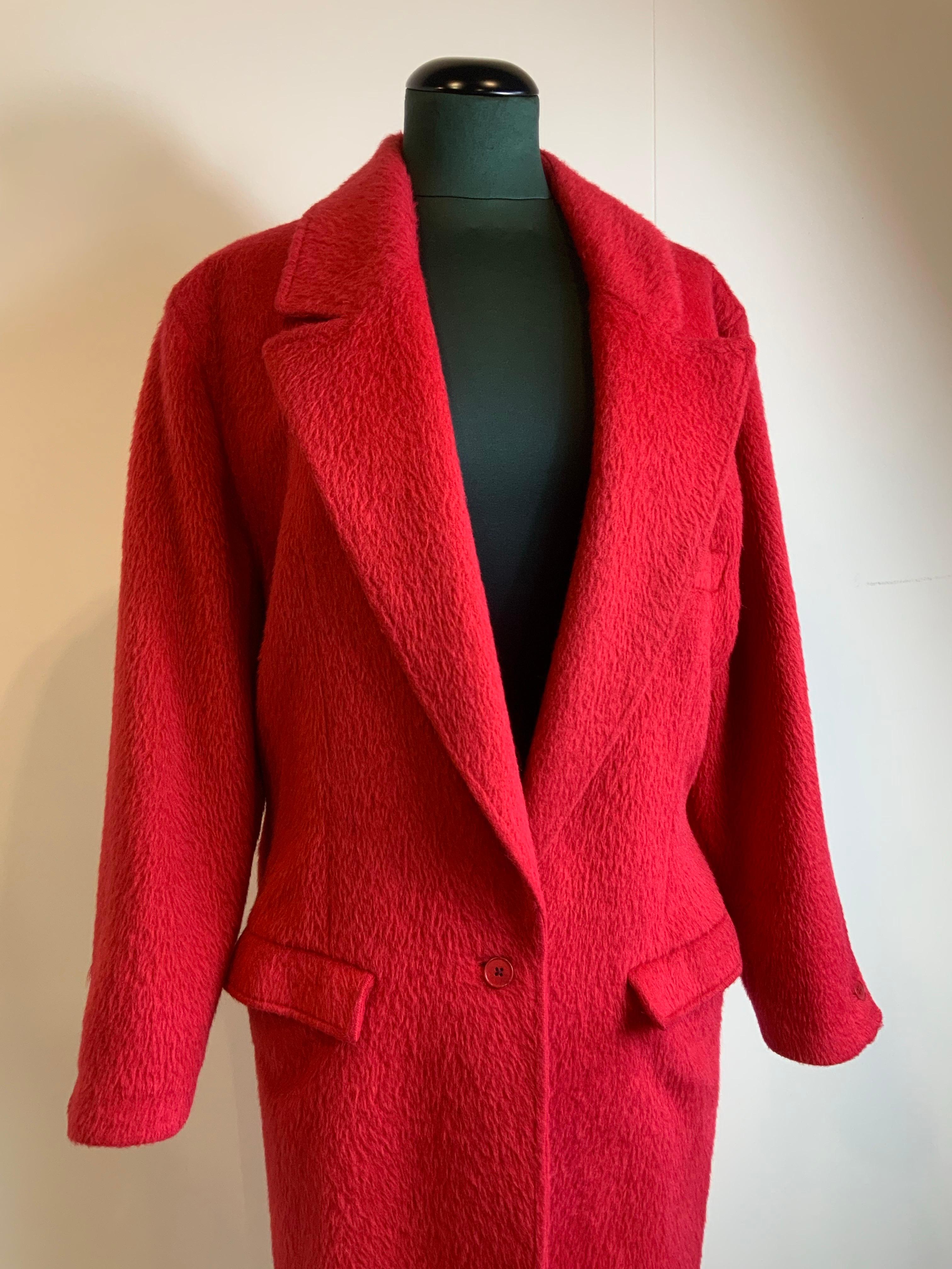 Gianni Versace coat.
In alpaca and wool. Lined.
Magenta/fuchsia colour.
Italian size 42. Oversized fit.
Shoulders 48 cm
Bust 54 cm
Length 122 cm
Excellent general conditions. It shows signs of normal use.
The inner lining has some stains and holes,