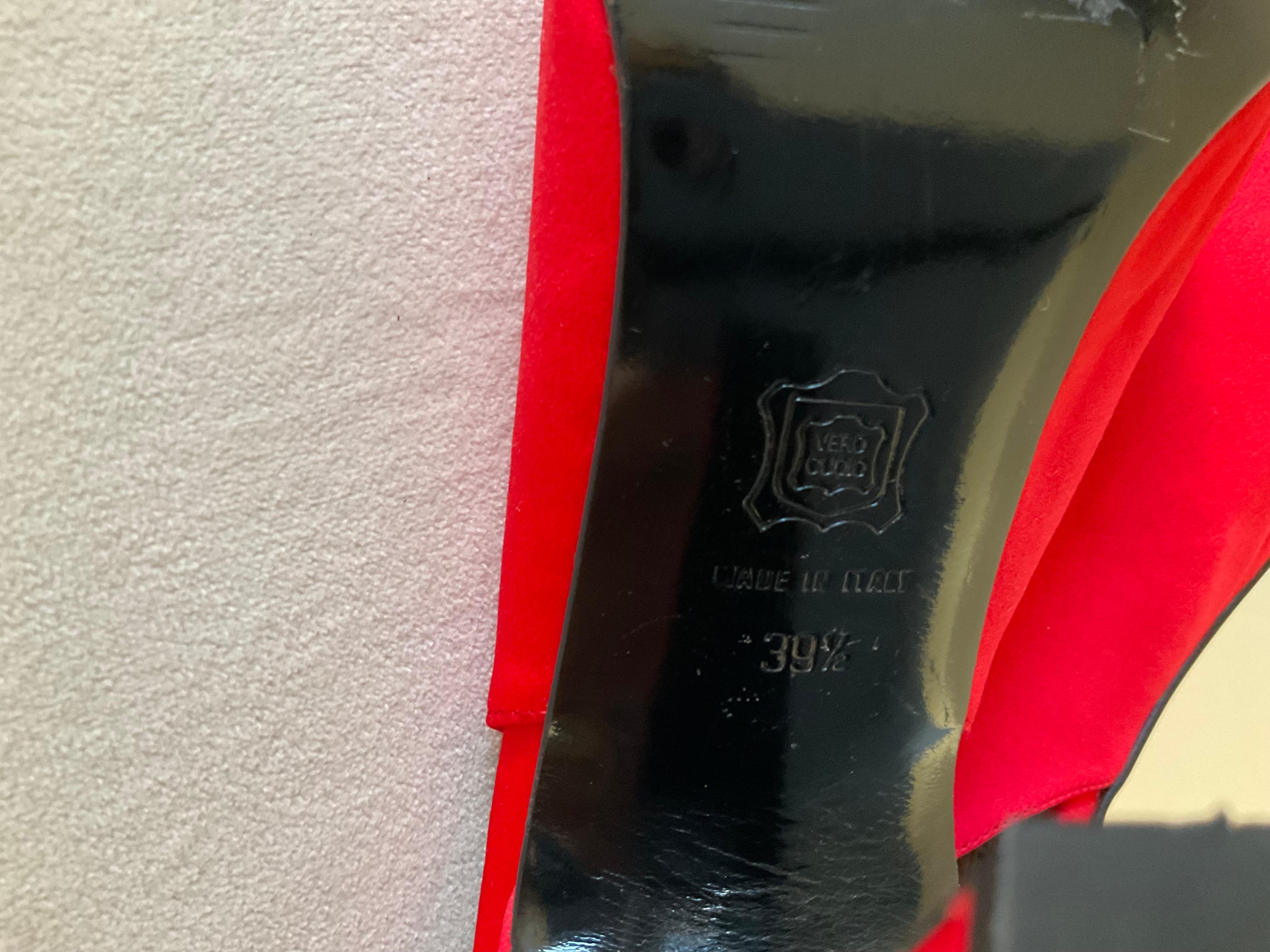 Gianni Versace Vintage Archiviato AW 1996 Tacchi in raso rosso in vendita 5