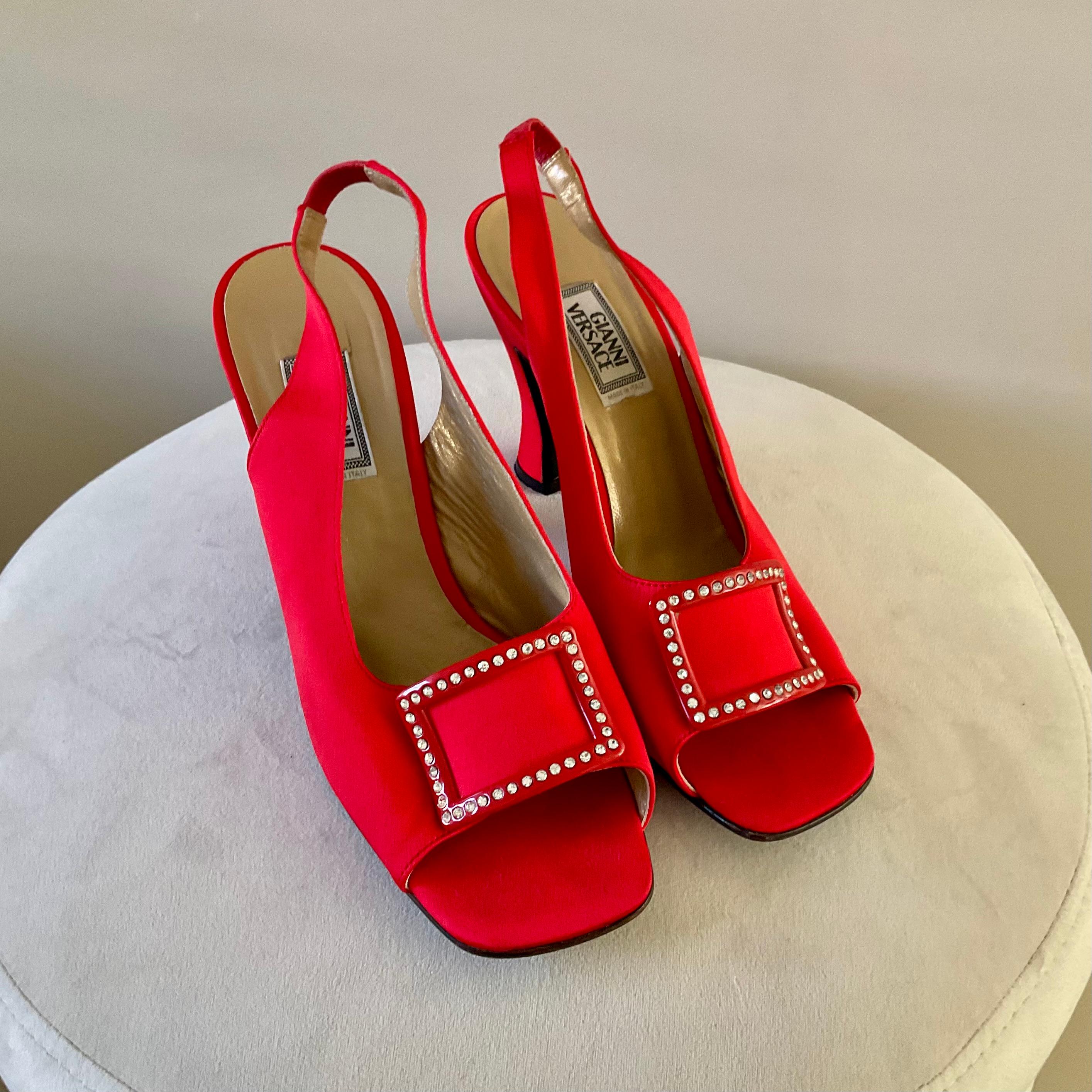 Queste esclusive scarpe con tacco slingback di Gianni Versace, appartenenti all'iconica collezione Autunno/Inverno 1996, sono un vero e proprio pezzo da collezione. Il loro design distintivo e la loro lavorazione artigianale li fanno risaltare;