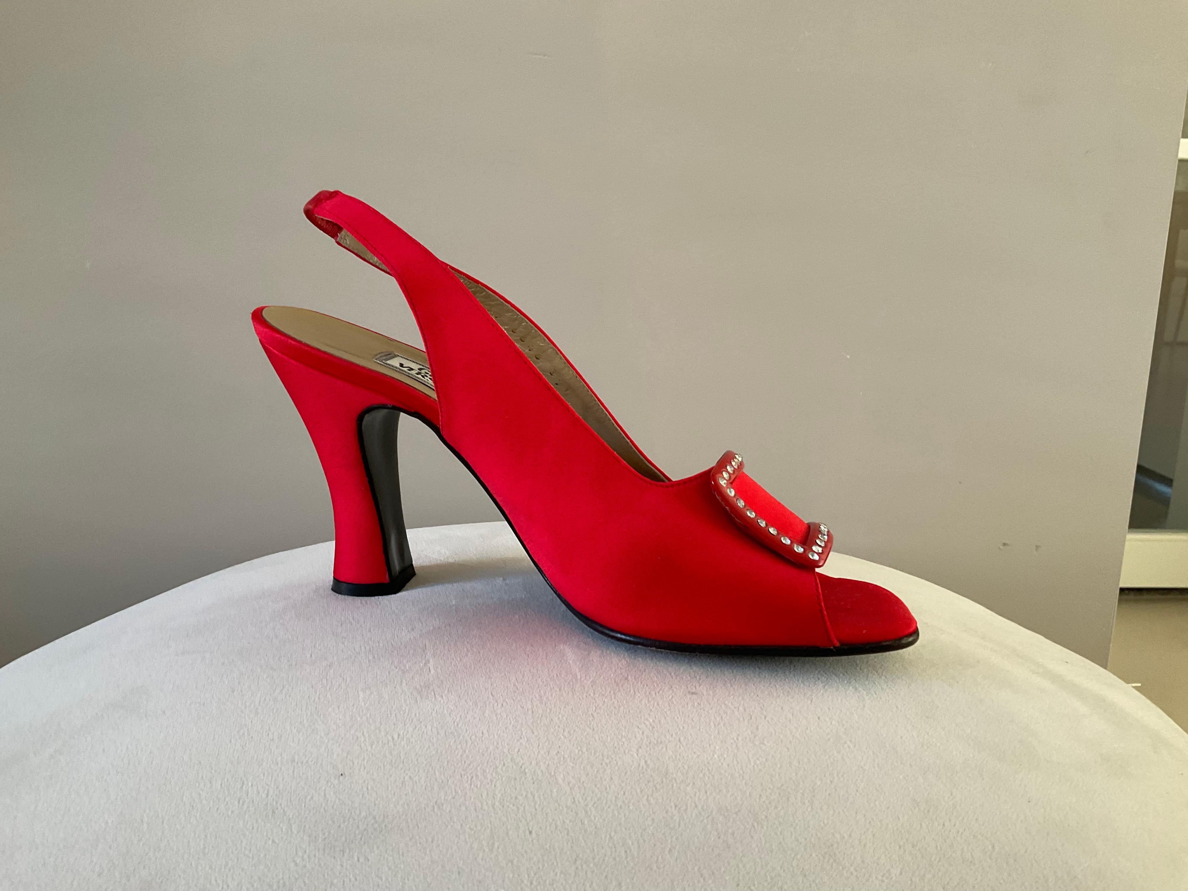 Rosso Gianni Versace Vintage Archiviato AW 1996 Tacchi in raso rosso in vendita