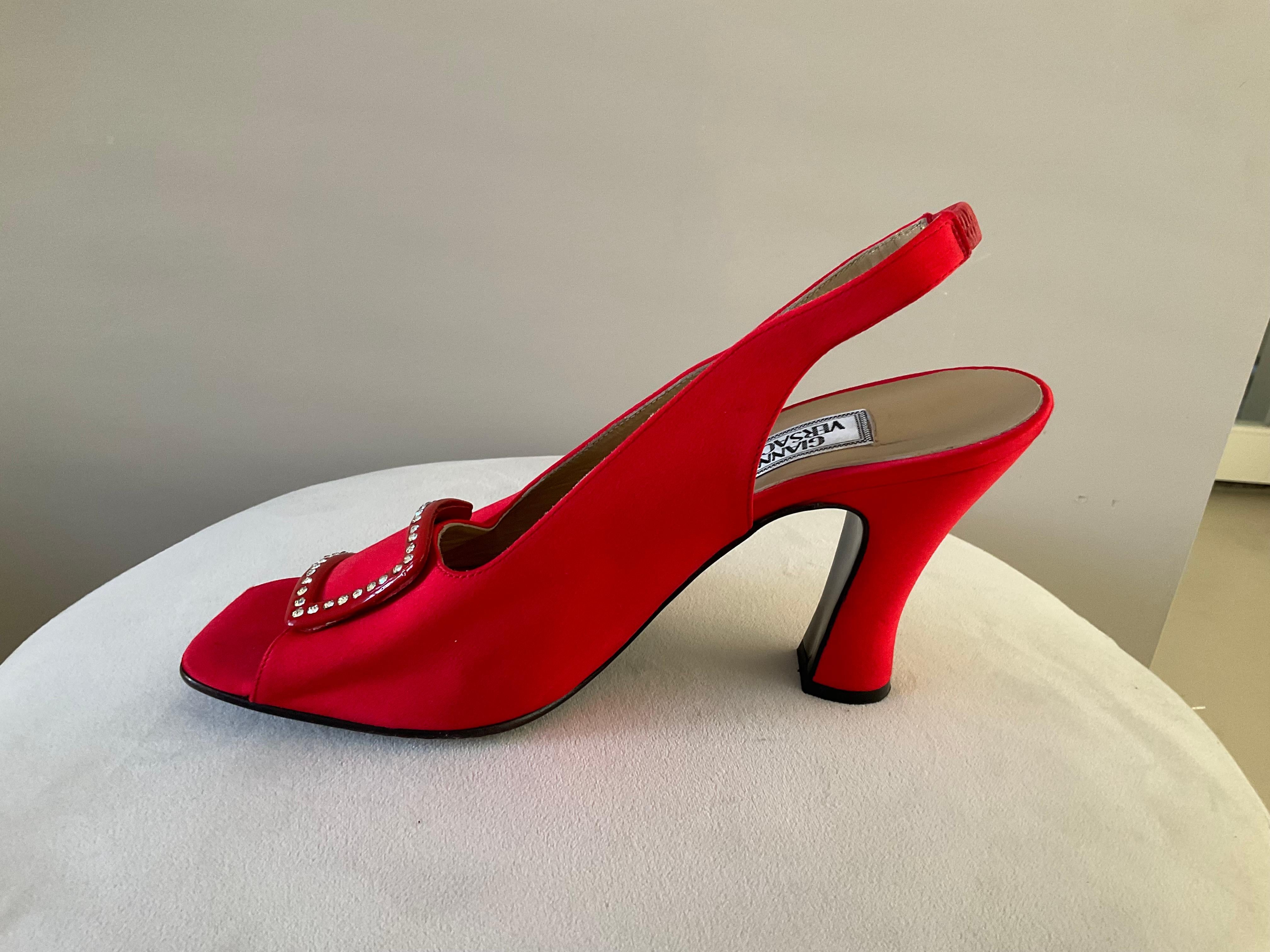 Gianni Versace Vintage Archiviato AW 1996 Tacchi in raso rosso In condizioni buone in vendita a 'S-HERTOGENBOSCH, NL