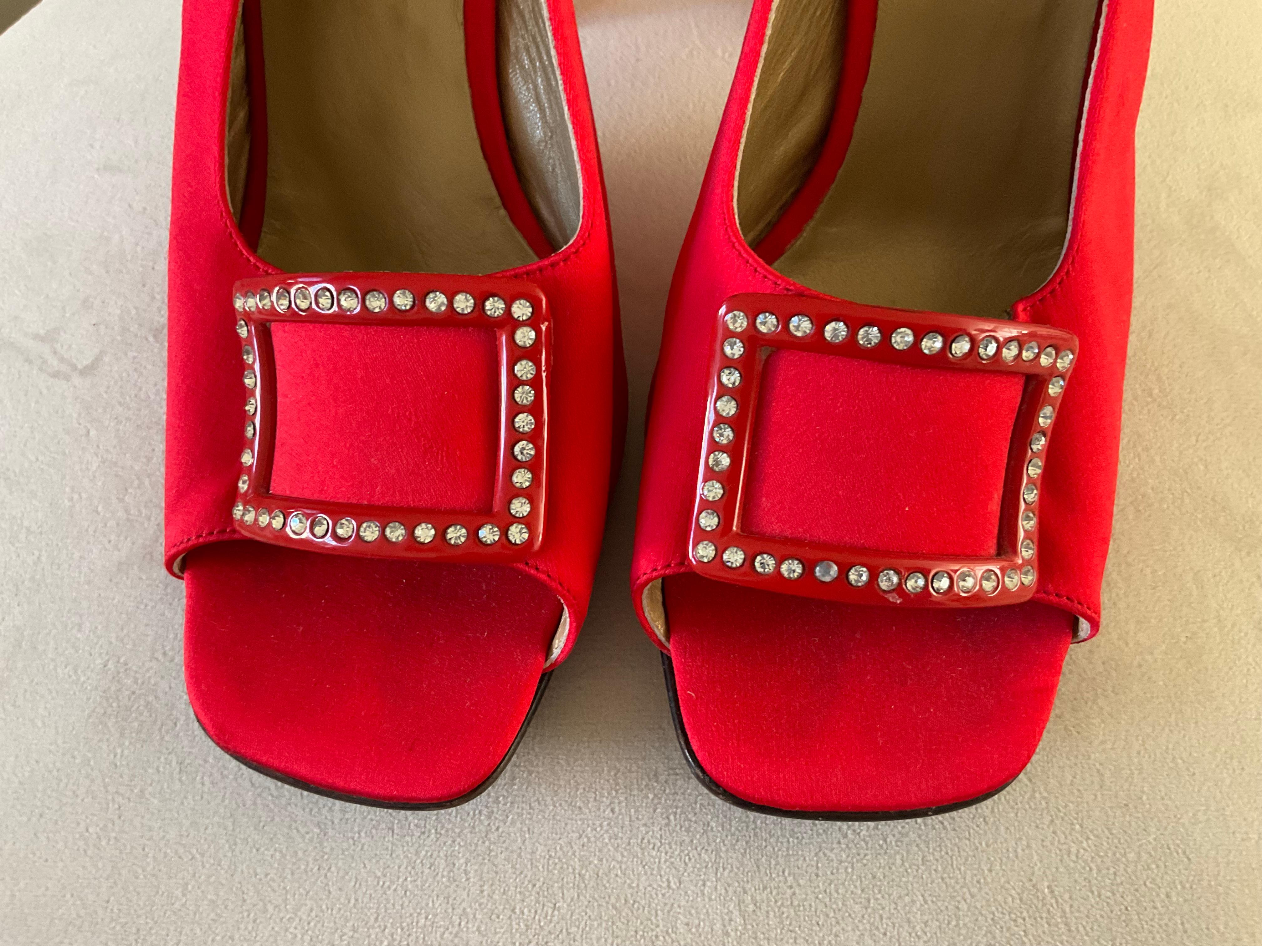 Donna Gianni Versace Vintage Archiviato AW 1996 Tacchi in raso rosso in vendita