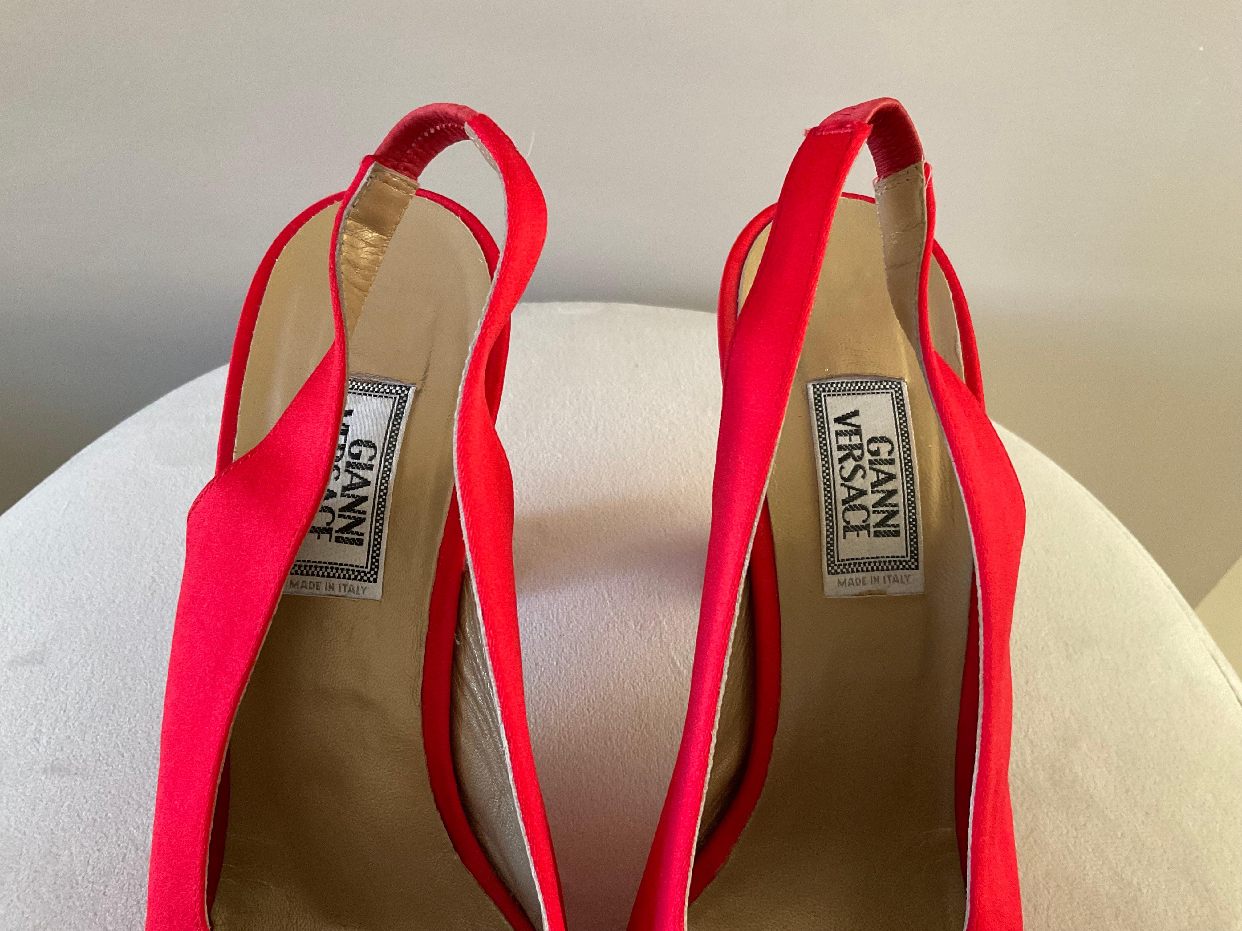 Gianni Versace Vintage Archiviato AW 1996 Tacchi in raso rosso in vendita 1