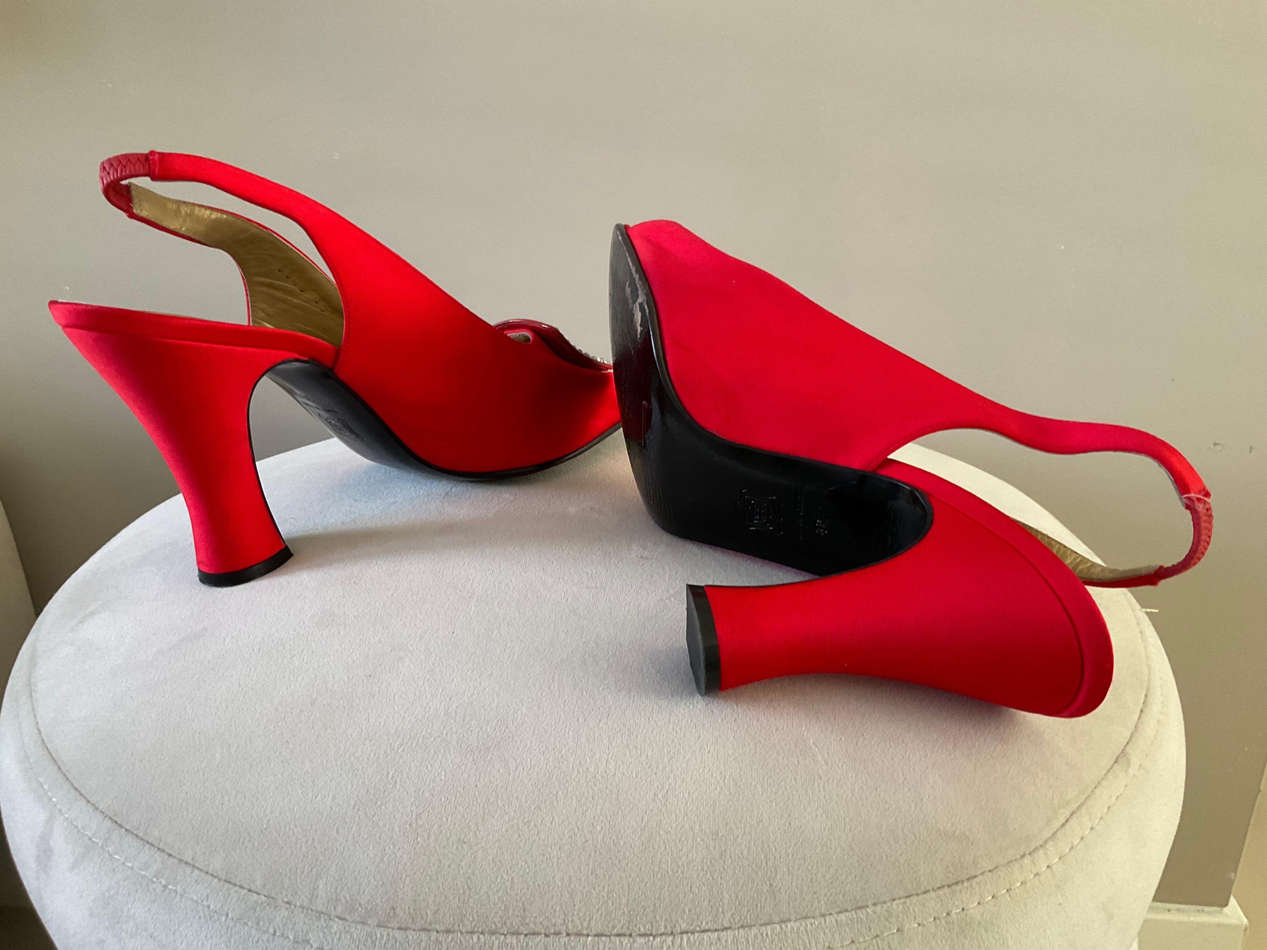 Gianni Versace Vintage Archiviato AW 1996 Tacchi in raso rosso in vendita 2