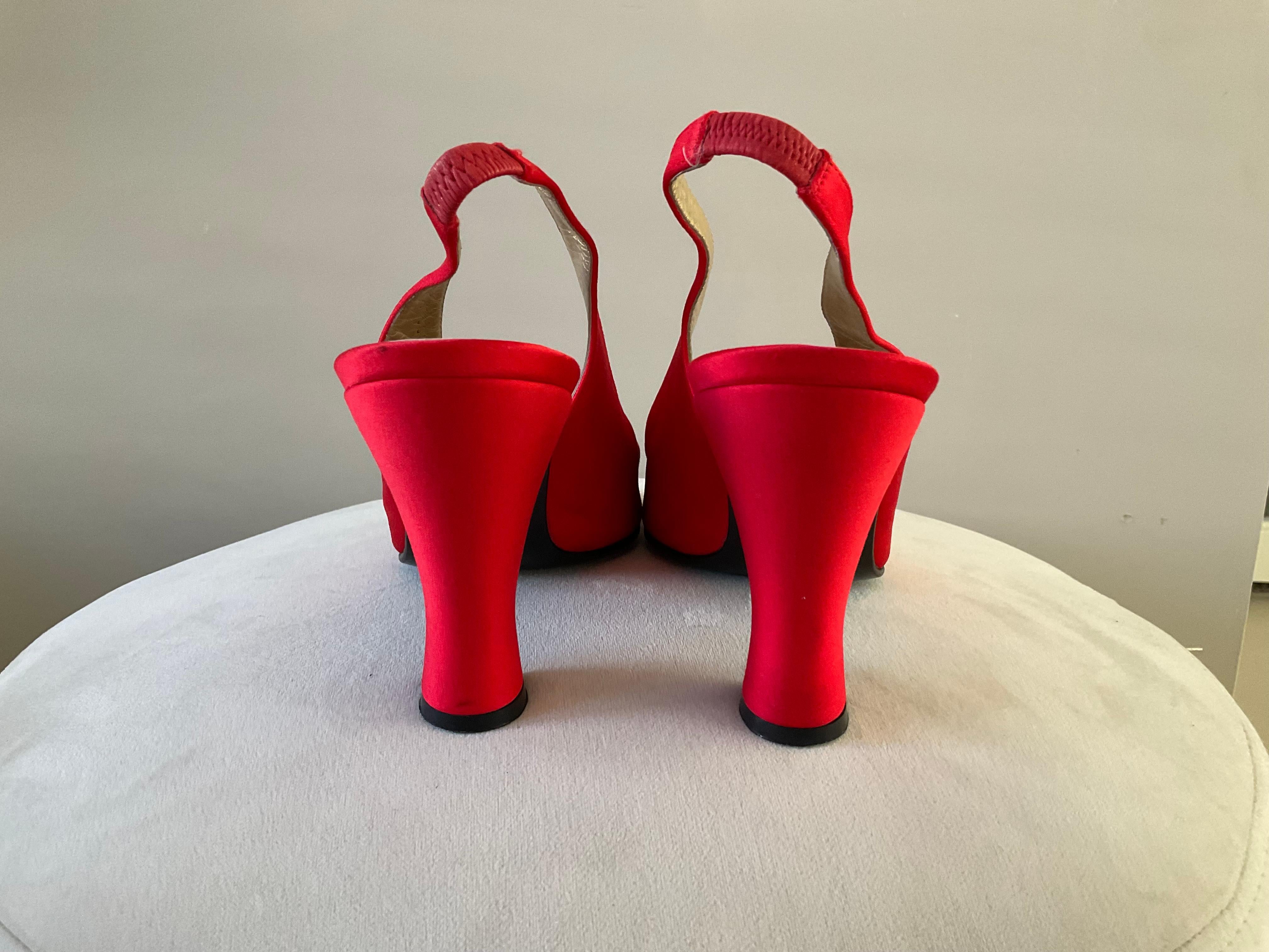 Gianni Versace Vintage Archiviato AW 1996 Tacchi in raso rosso in vendita 3