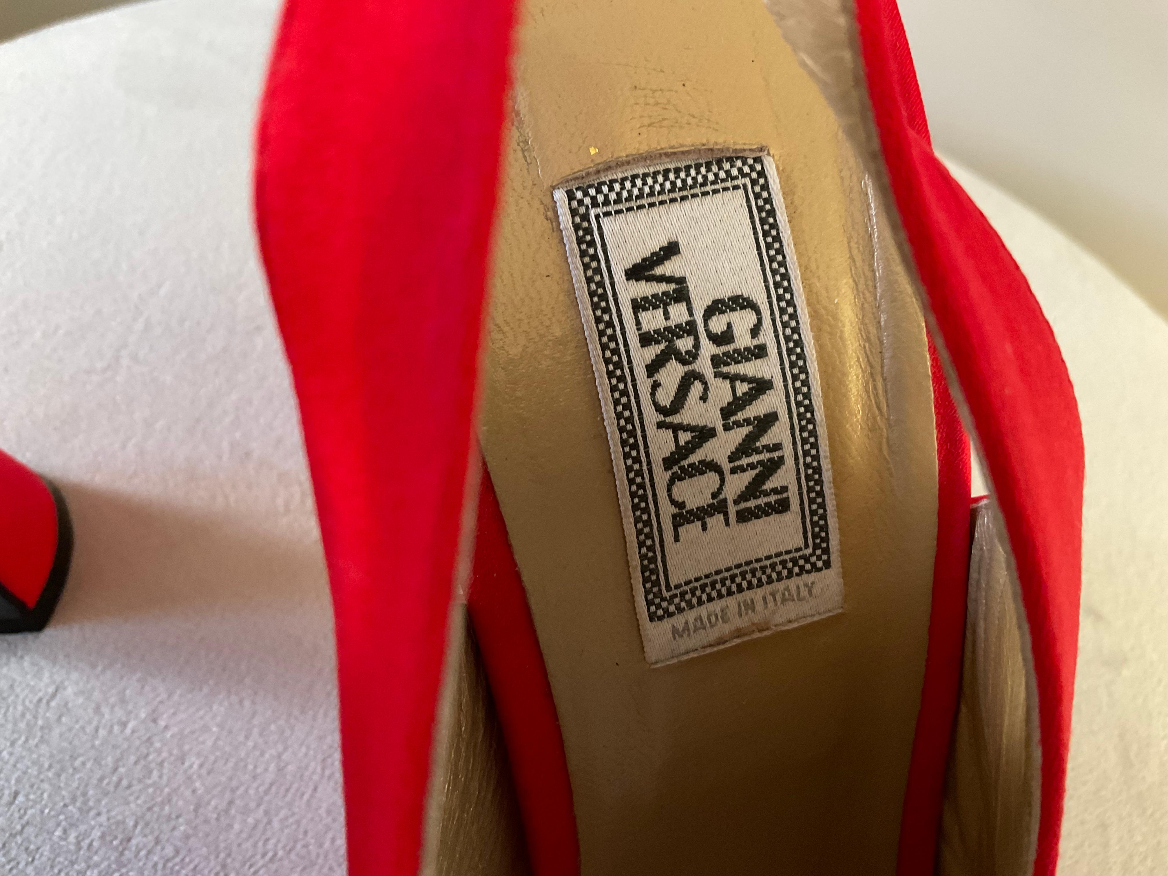 Gianni Versace Vintage Archiviato AW 1996 Tacchi in raso rosso in vendita 4