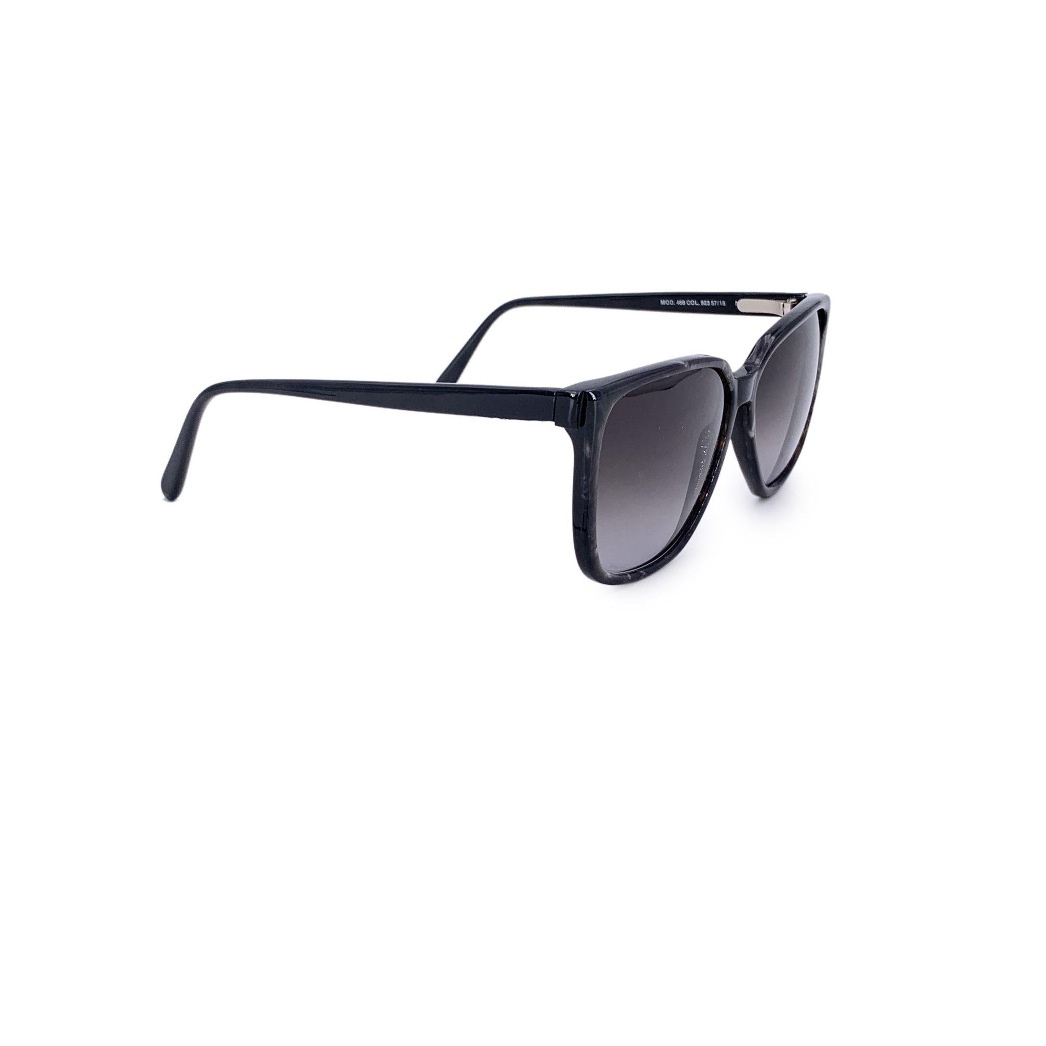 These vintage Gianni Versace sunglasses, model 466 col. 923 - 57/15 140mm, are a bold expression of classic '90s Italian design. Crafted in a sleek grey acetate rectangular frame, they exude understated luxury while still capturing that unmistakable