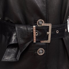 GIANNI VERSACE Vintage Schwarzer Ledermantel mit Gürtel aus weißer Seide und Medusa mit Knopfleiste