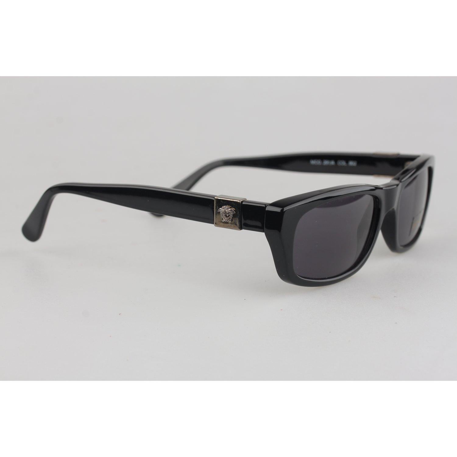 Gafas de sol vintage negras y rectangulares de Gianni Versace. De principios de los 90, montura de acetato negro con detalles de medusa bronce en las patillas. Lentes originales con protección 100% UVA UVB en color gris (pegatina adherida). Mod.