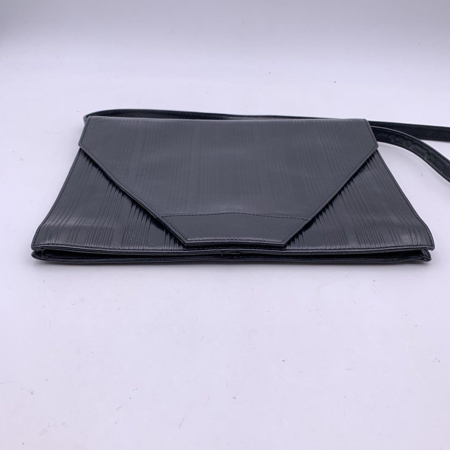 Women's Gianni Versace Vintage Black Ribbed Leather Convertible Shoulder Bag For Sale