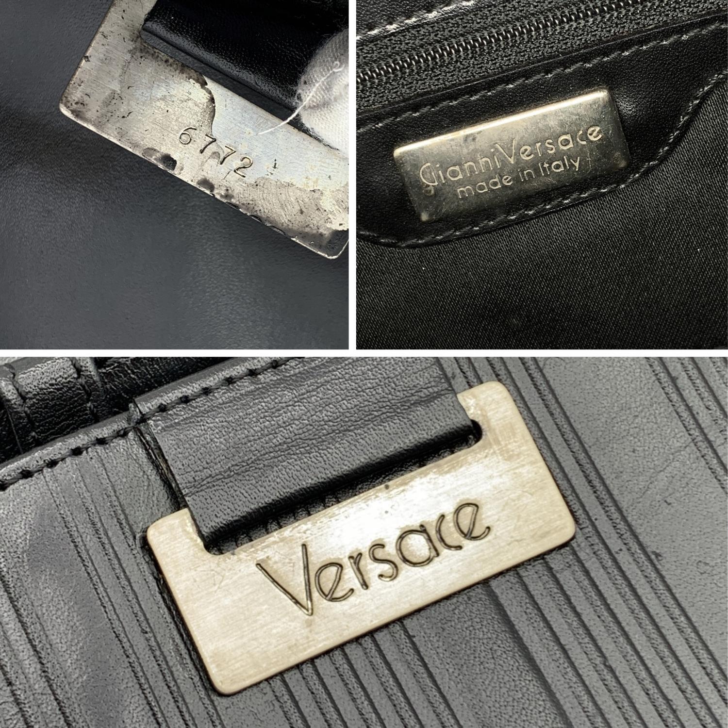 Gianni Versace Vintage Schwarz geripptes Leder Cabrio-Umhängetasche im Angebot 2