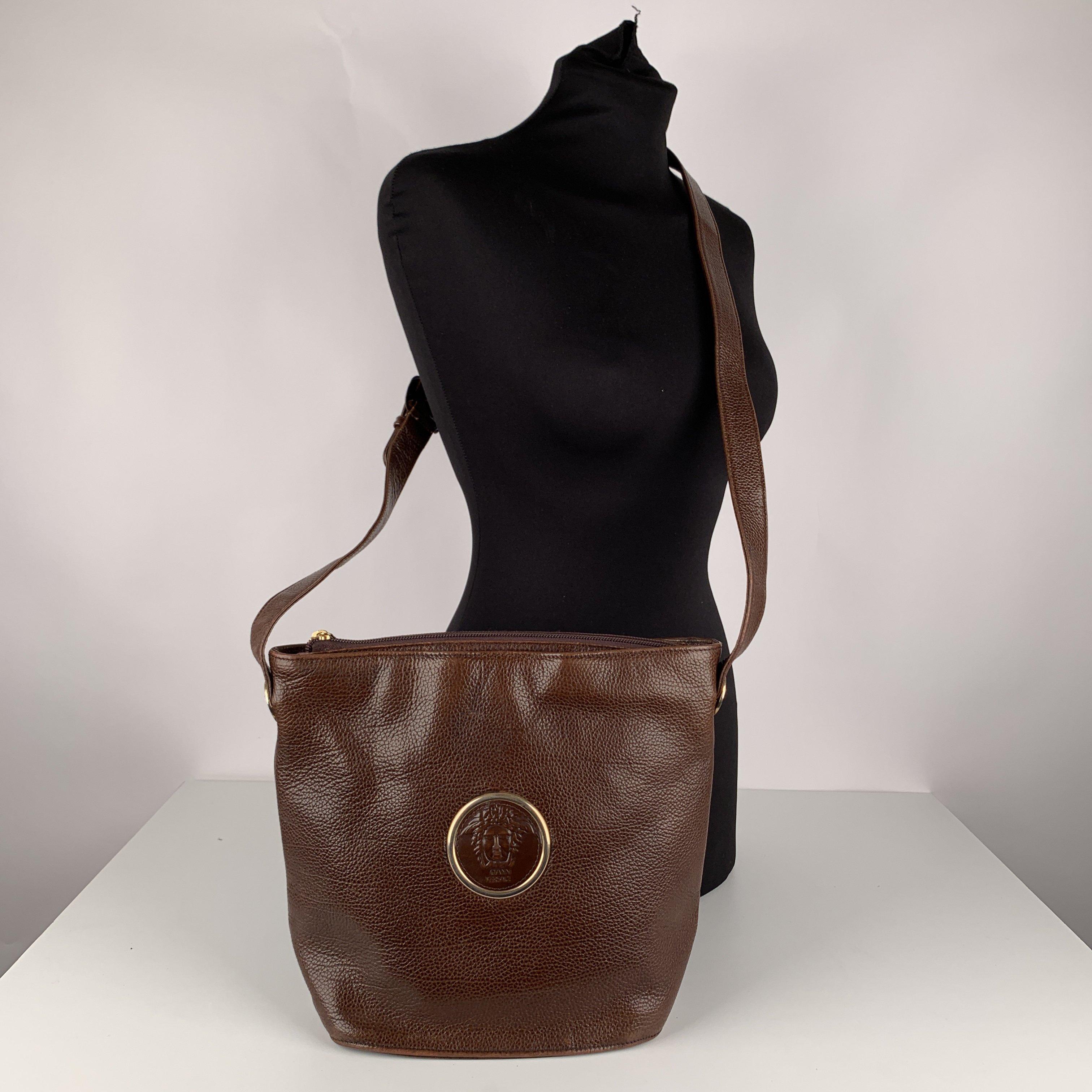 MATERIAL: Leather COLOR: Brown MODEL: Shoulder bag GENDER: Women SIZE: Medium Condition CONDITION DETAILS: B :GOOD CONDITION - Some light wear of use - Some scratches on leather due to normal use, some wear of use on the bottom edges. Measurements