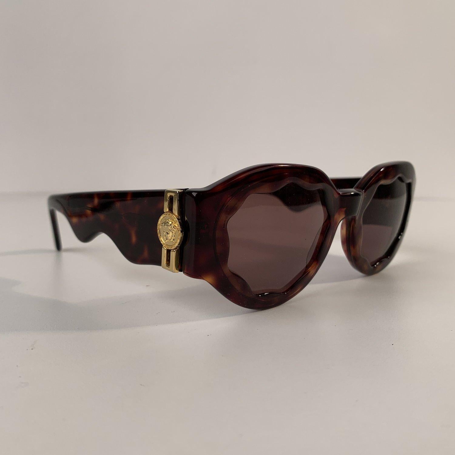 Brown, Oval-shaped vintage sunglasses Mod. S13 - Col. 740 by Gianni Versace. Iconic 90s sunglasses with gold metal Medusa on temples. made in Italy. Original 100% Total UVA UVB protection original lenses in brown color.



Details

MATERIAL: