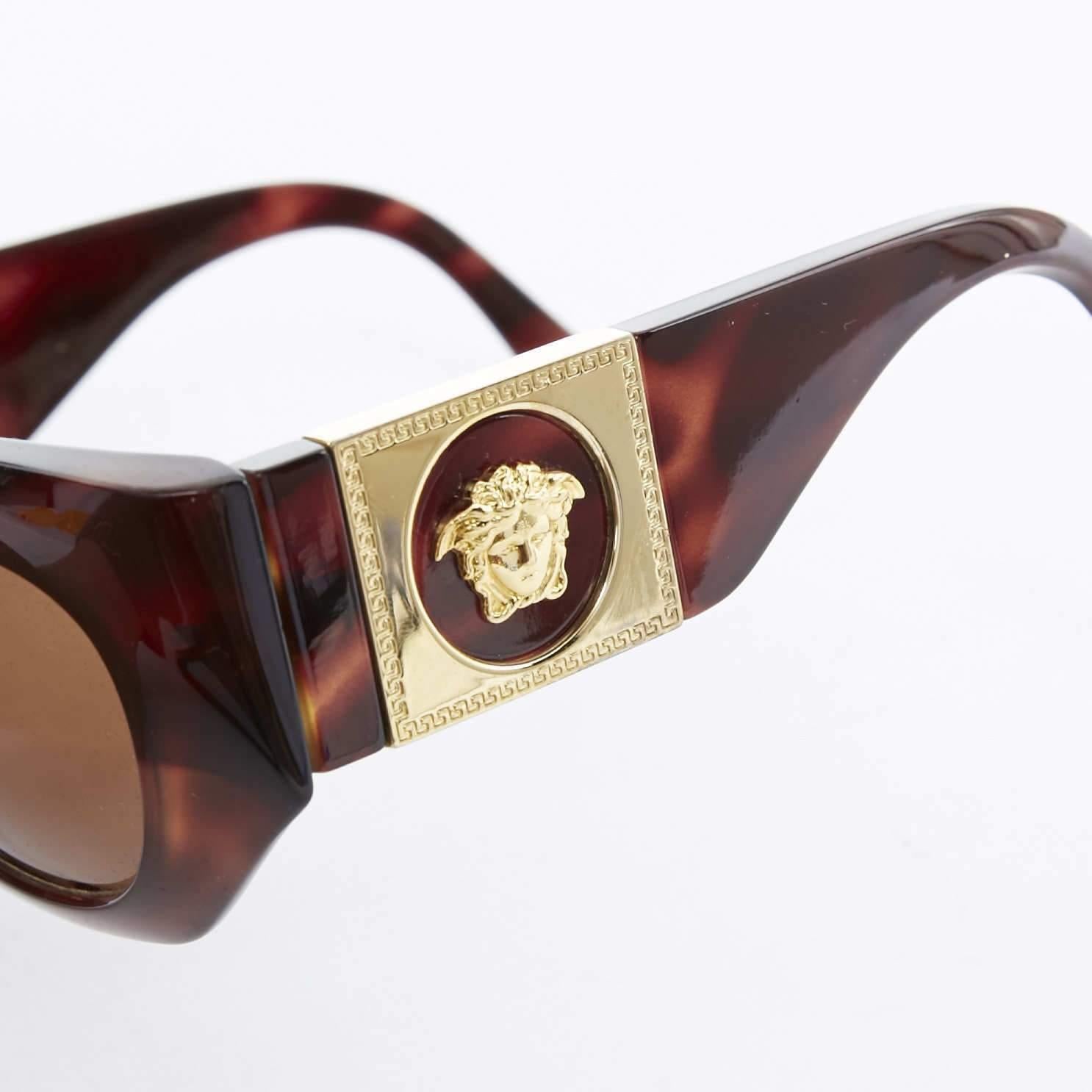 GIANNI VERSACE Vintage brown tortoise angular cateye gold Medusa sunglasses
GIANNI VERSACE
Brown tortoise resin frame . 
Angular frmae .
Cateye lens . 
Thick legs . 
God Medusa head embellished on side . 
Made in Italy

CONDITION:
Excellent- almost