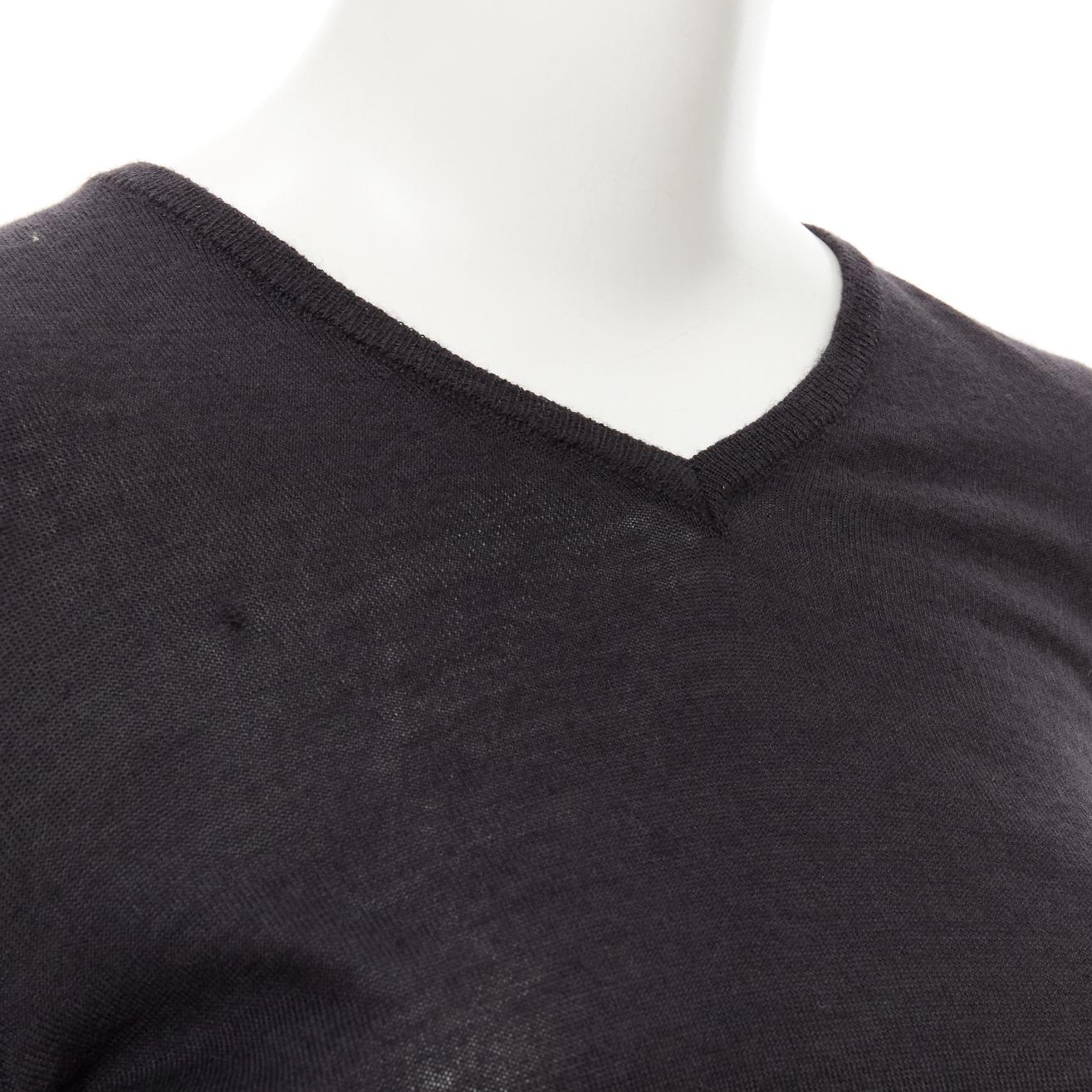 GIANNI VERSACE Vintage cashmere silk wool blend V-neck cropped sewater IT40 S
Reference: LNKO/A01943
Brand: Gianni Versace
Designer: Gianni Versace
Material: Cashmere, Silk
Color: Black
Pattern: Solid
Made in: Italy

CONDITION:
Condition: Excellent,