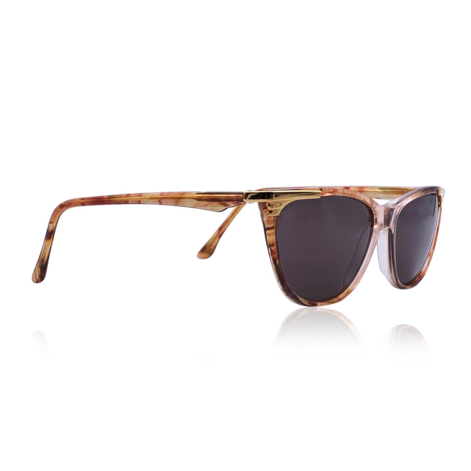 Vintage sunglasses Mod. V 72 - Col 987 by Gianni Versace. Iconic 90s sunglasses . Clear and brown acetate frame with gold metal details. Original lenses in grey color. 100% Total UVA/UVB protection. Made in Italy

Details

MATERIAL: Acetate

COLOR: