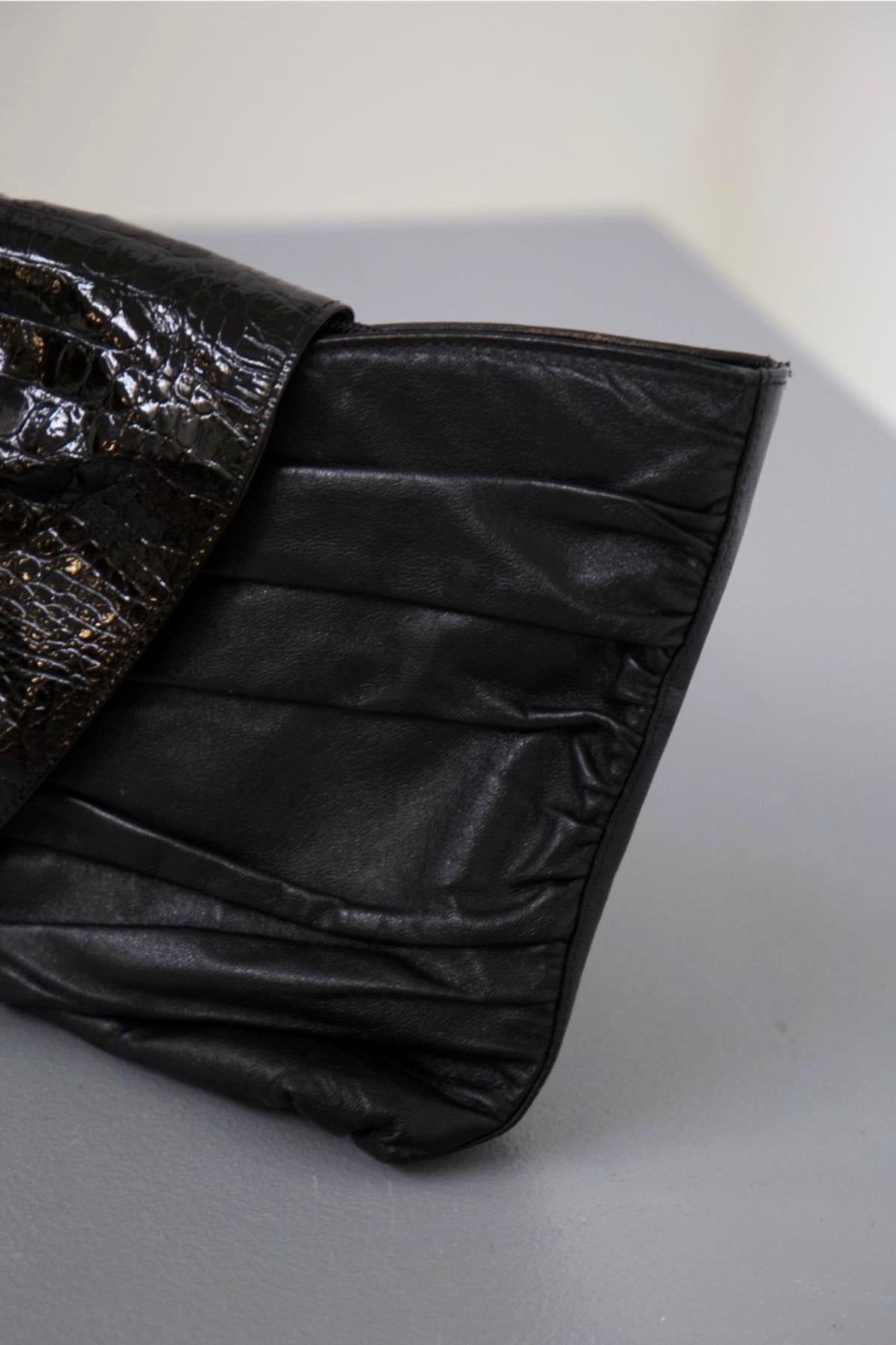 Noir Pochette vintage élégante en cuir Gianni Versace en vente