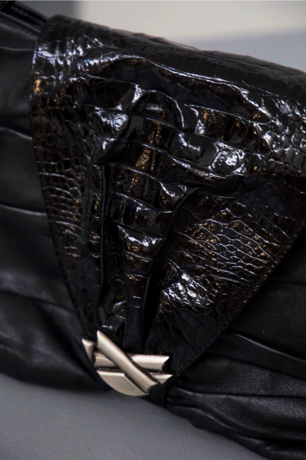 Elegante Lederpochette von Gianni Versace im Vintage-Stil im Zustand „Gut“ im Angebot in Milano, IT