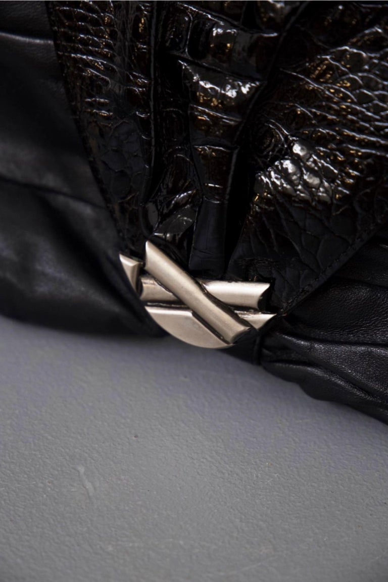 Women's Gianni Versace Vintage Elegant Leather Pochette For Sale