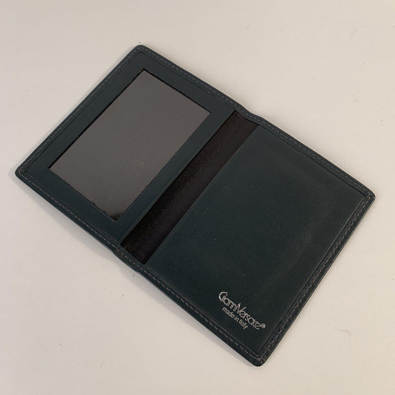 MATERIAL: Leather COLOR: Gray MODEL: Wallet GENDER: Men, Women SIZE: Condition Previously owned, with no signs of use and is in perfect condition. Measurements HEIGHT: 4.75 inches - 12 cm LENGTH: 3.5 inches - 8,8 cm DEPTH: - - Internal Ref: -