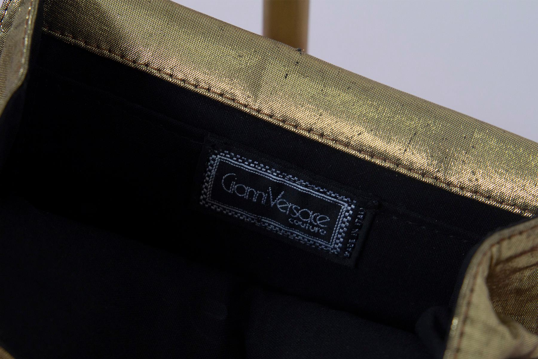 Gianni Versace Vintage goldfarbene Abend-Schultertasche für Damen oder Herren im Angebot