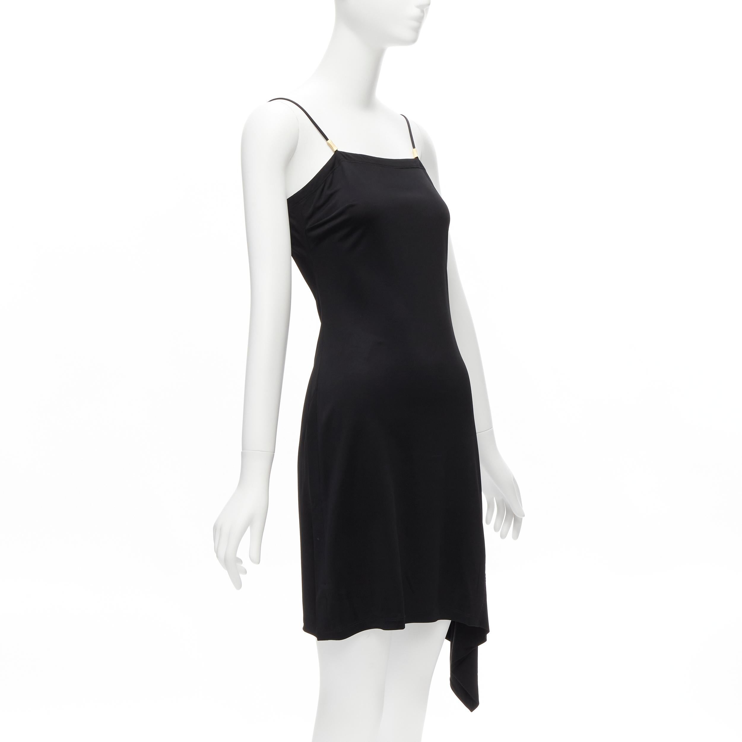 GIANNI VERSACE Vintage asymmetrisches Minikleid mit goldenem Logo-Anhänger und drapiertem Slip (Schwarz) im Angebot