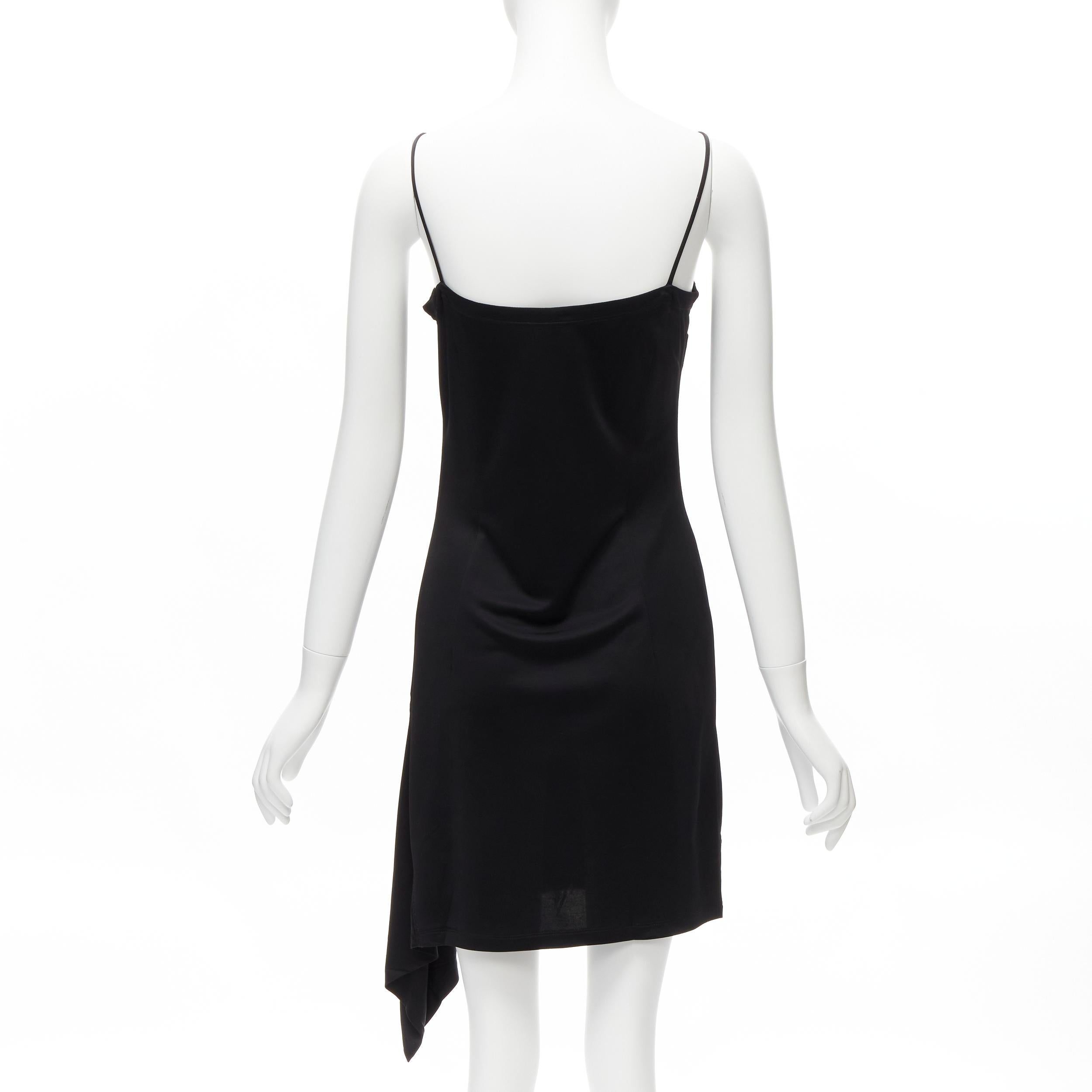 GIANNI VERSACE Vintage asymmetrisches Minikleid mit goldenem Logo-Anhänger und drapiertem Slip Damen im Angebot