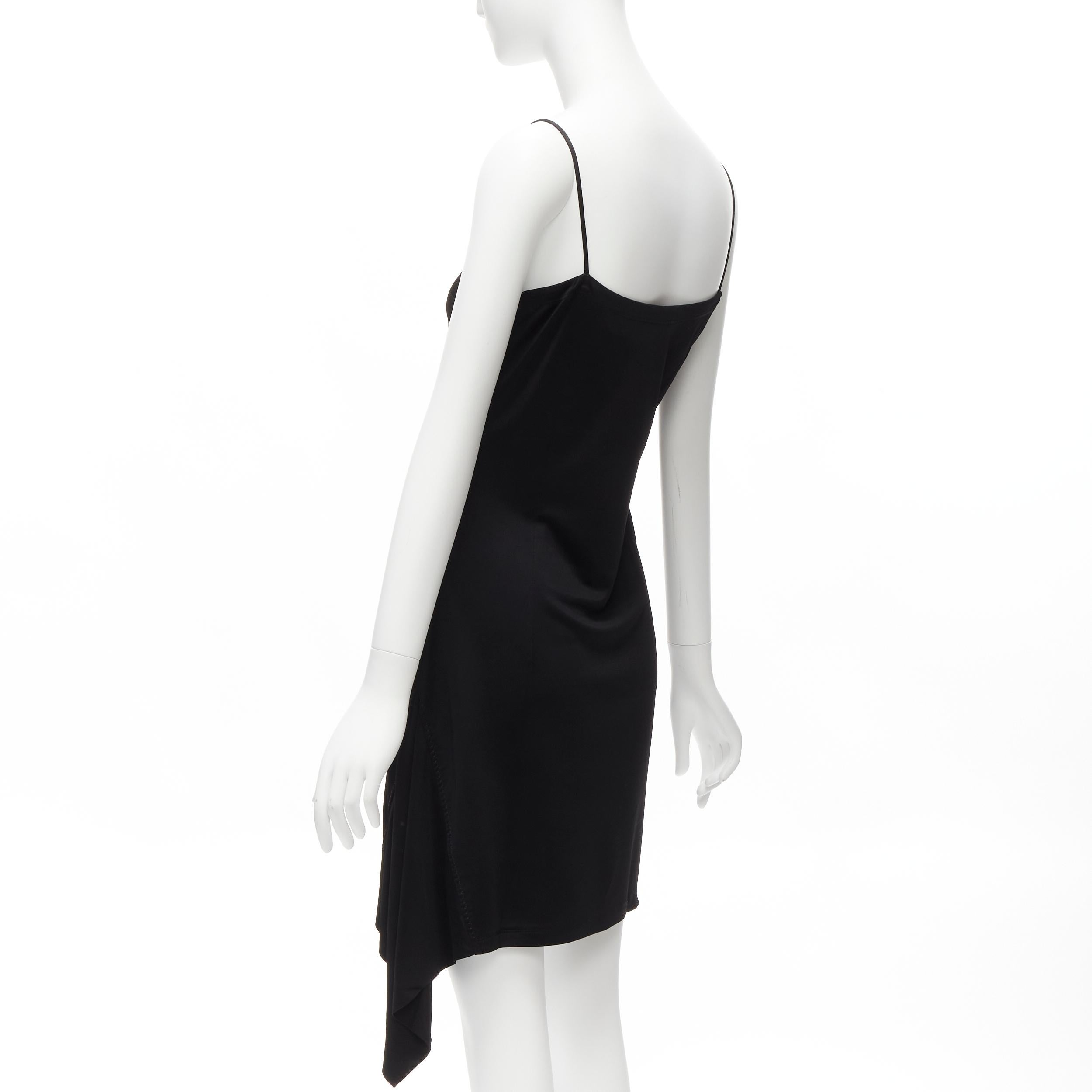 GIANNI VERSACE Vintage asymmetrisches Minikleid mit goldenem Logo-Anhänger und drapiertem Slip im Angebot 1