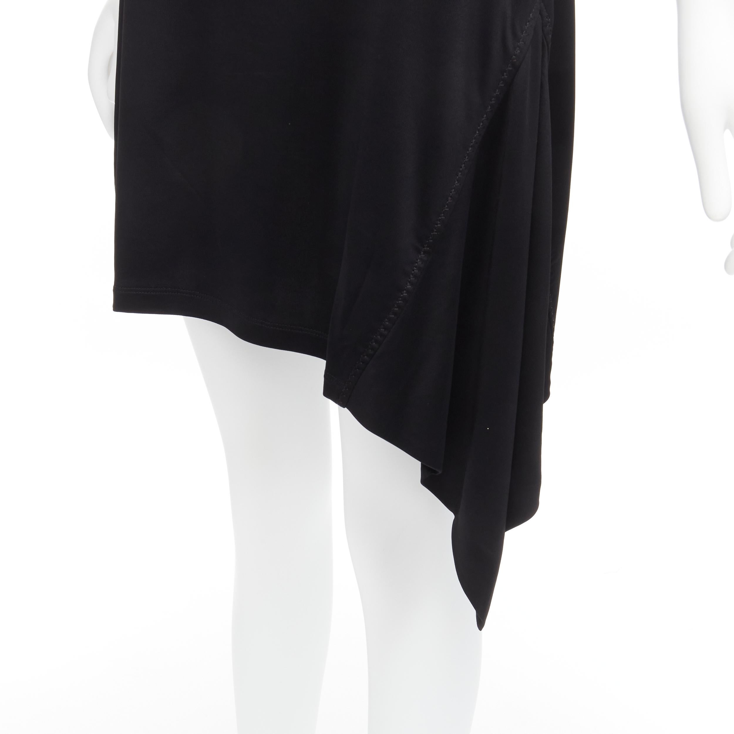 GIANNI VERSACE Vintage asymmetrisches Minikleid mit goldenem Logo-Anhänger und drapiertem Slip im Angebot 2