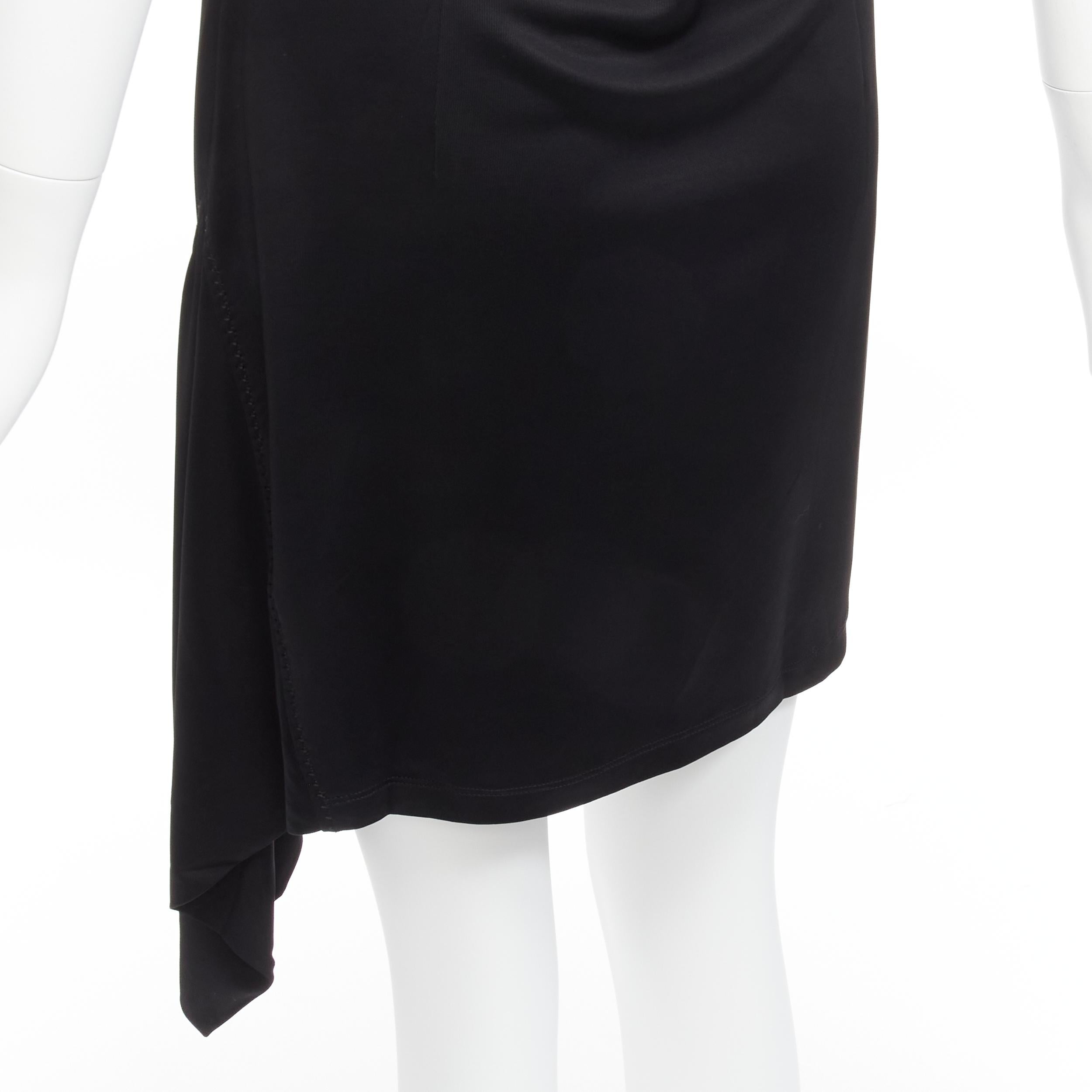 GIANNI VERSACE Vintage asymmetrisches Minikleid mit goldenem Logo-Anhänger und drapiertem Slip im Angebot 3