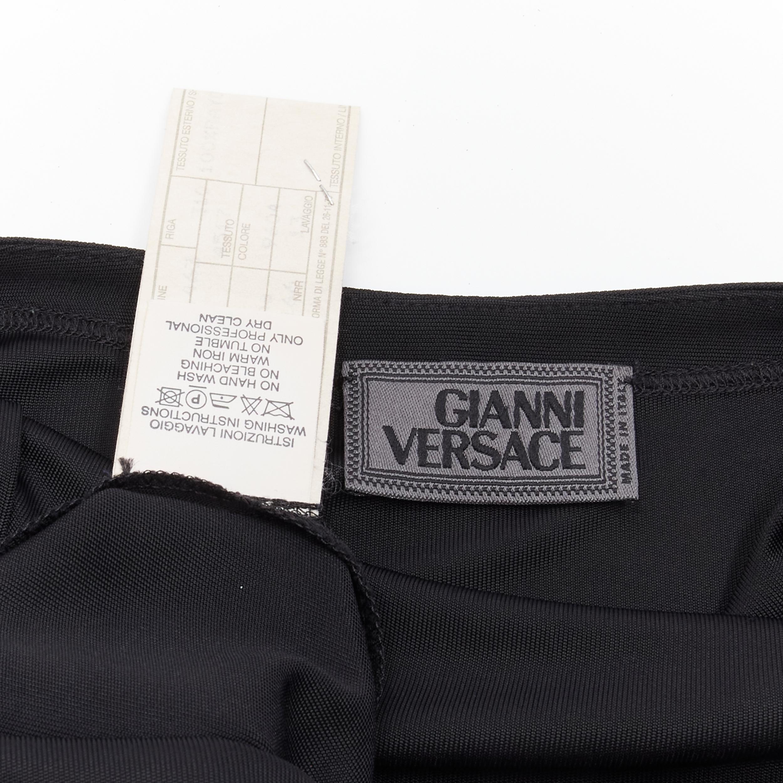 GIANNI VERSACE Vintage asymmetrisches Minikleid mit goldenem Logo-Anhänger und drapiertem Slip im Angebot 4