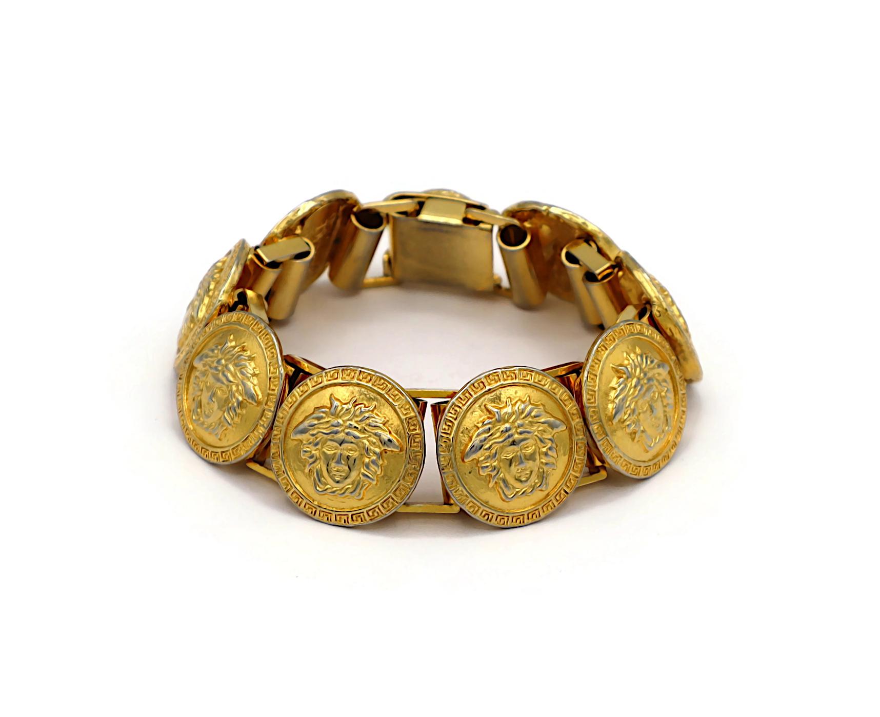 GIANNI VERSACE Vintage Gold Tone Medusa Bracelet In Good Condition For Sale In Nice, FR